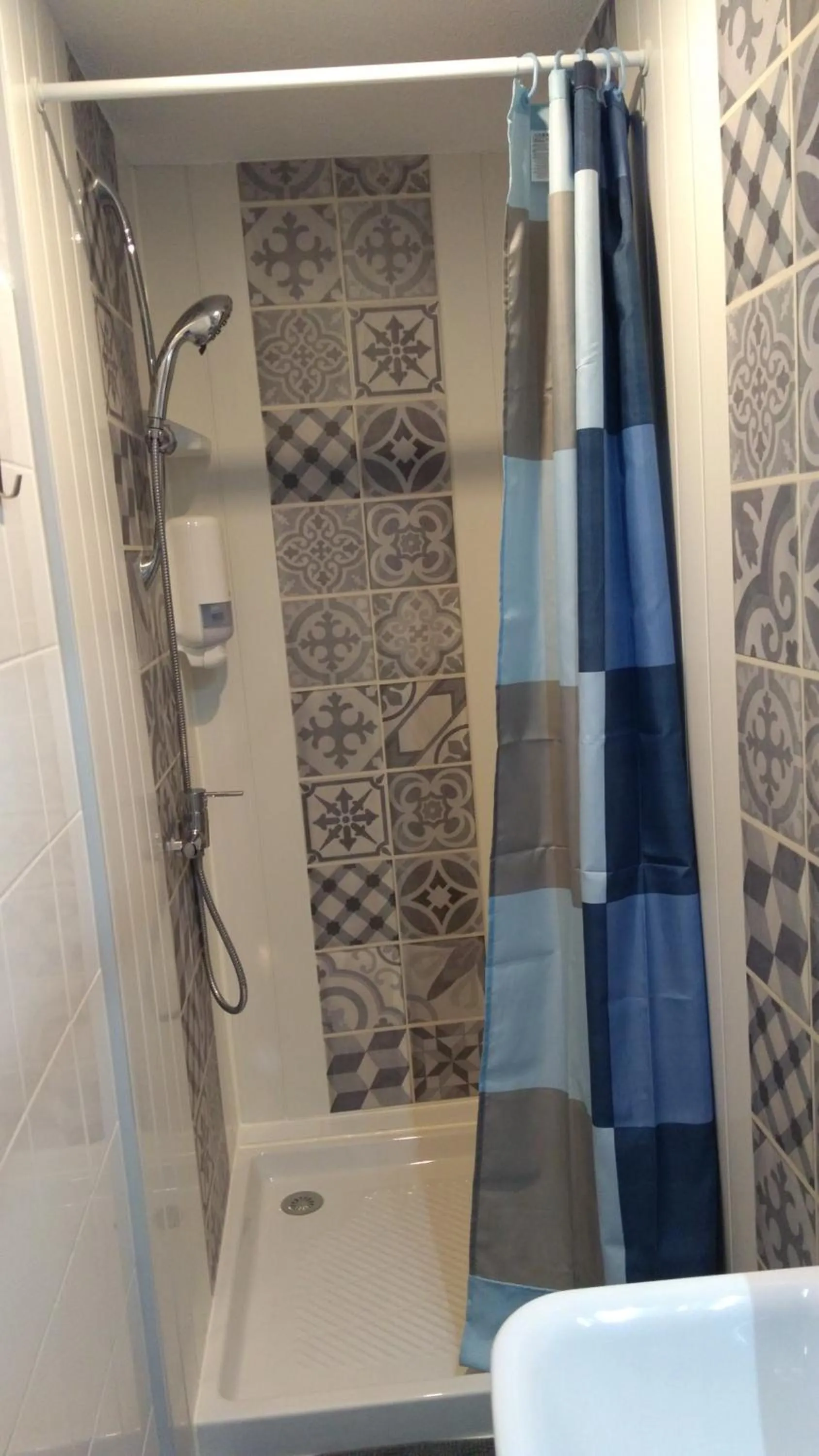 Bathroom in Mauguio Center Hôtel