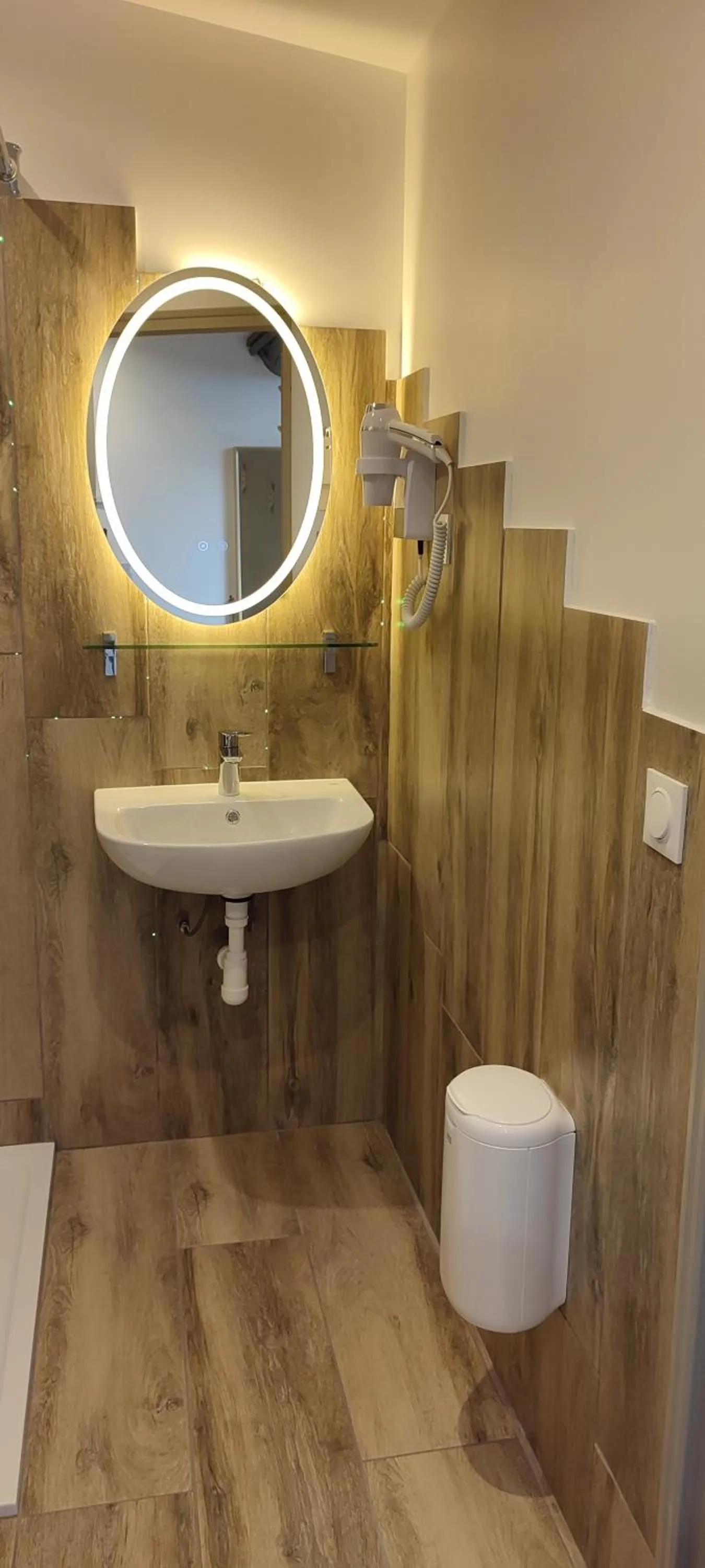 Bathroom in Mauguio Center Hôtel