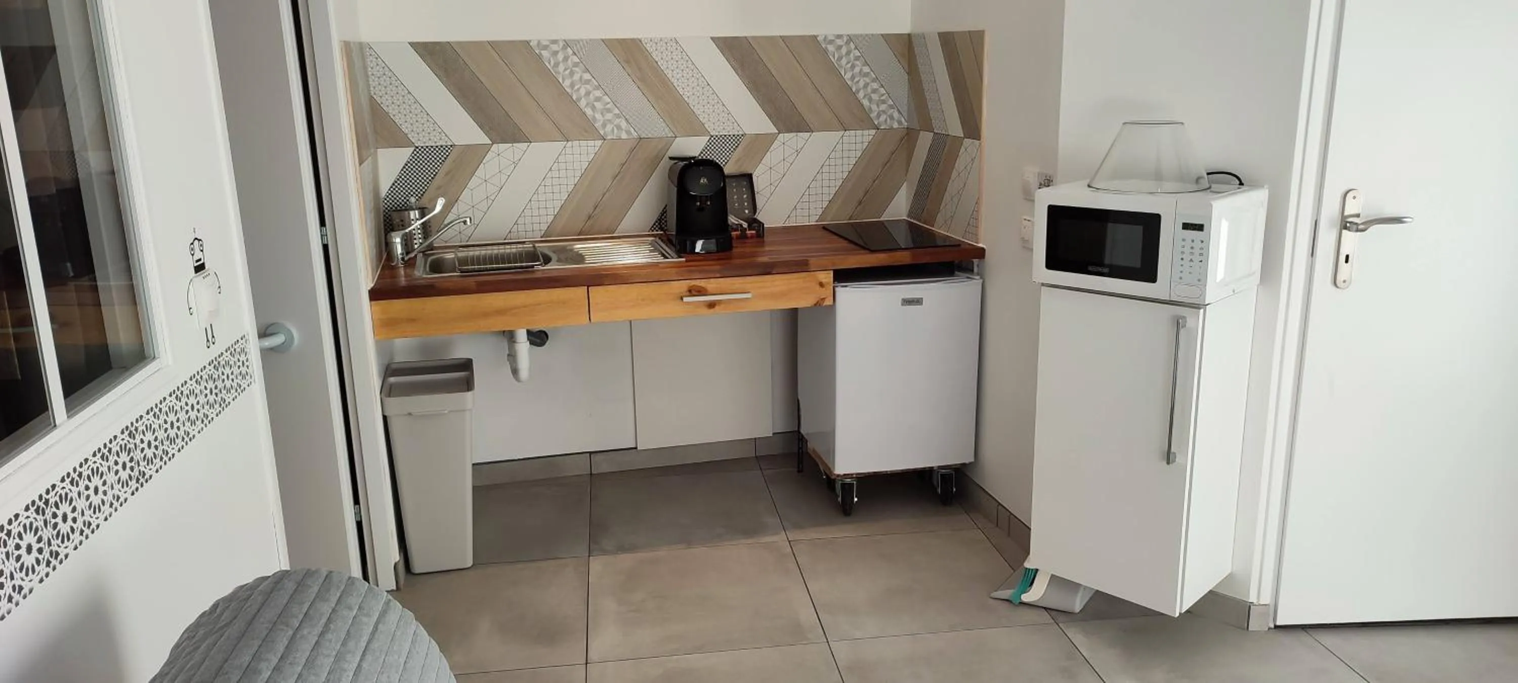 Kitchen or kitchenette in Mauguio Center Hôtel