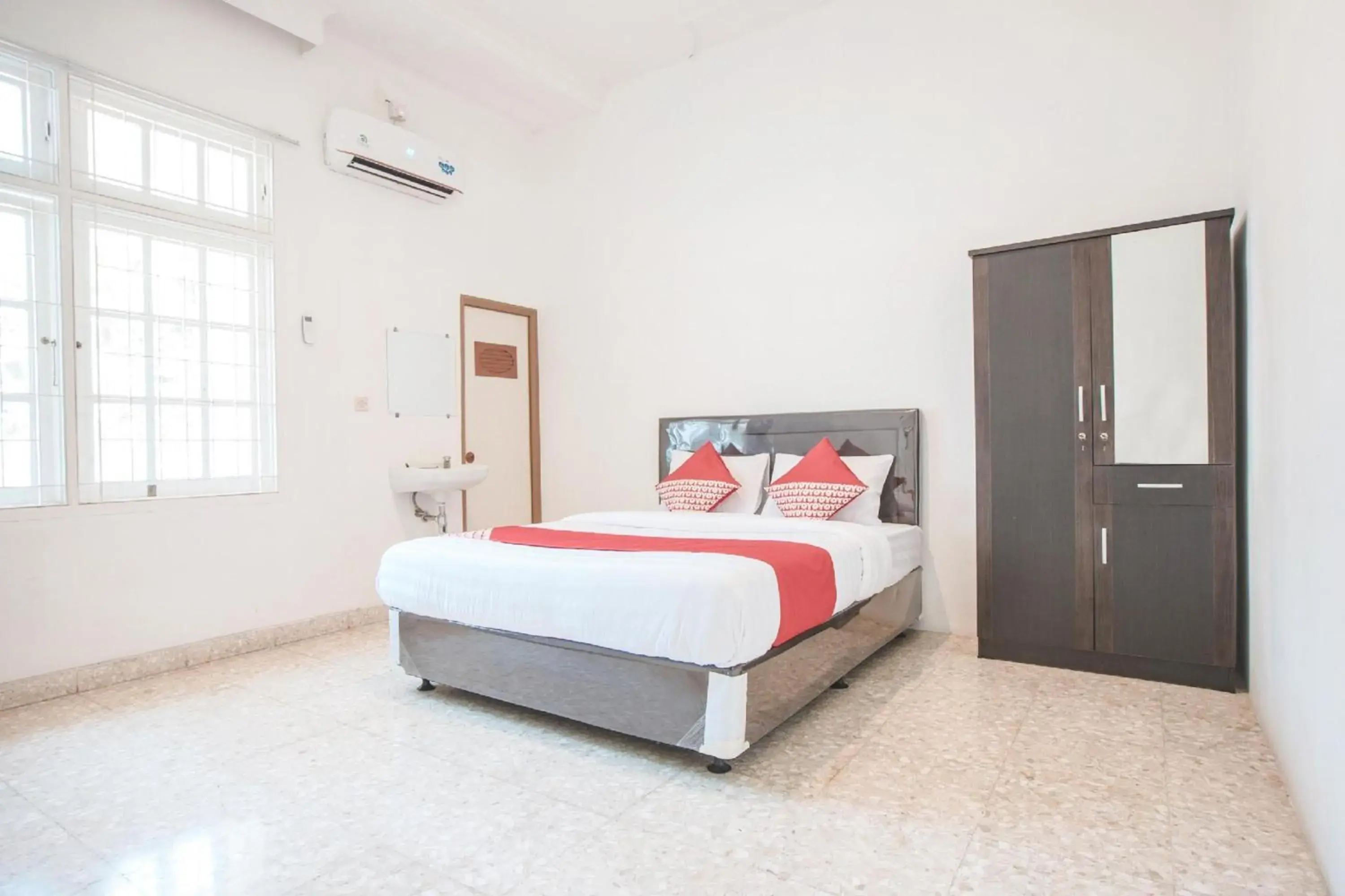 Standard Double Room in Capital O 332 Residence G17 Kemang Standard Double Room in Capital O 332 Residence G17 Kemang