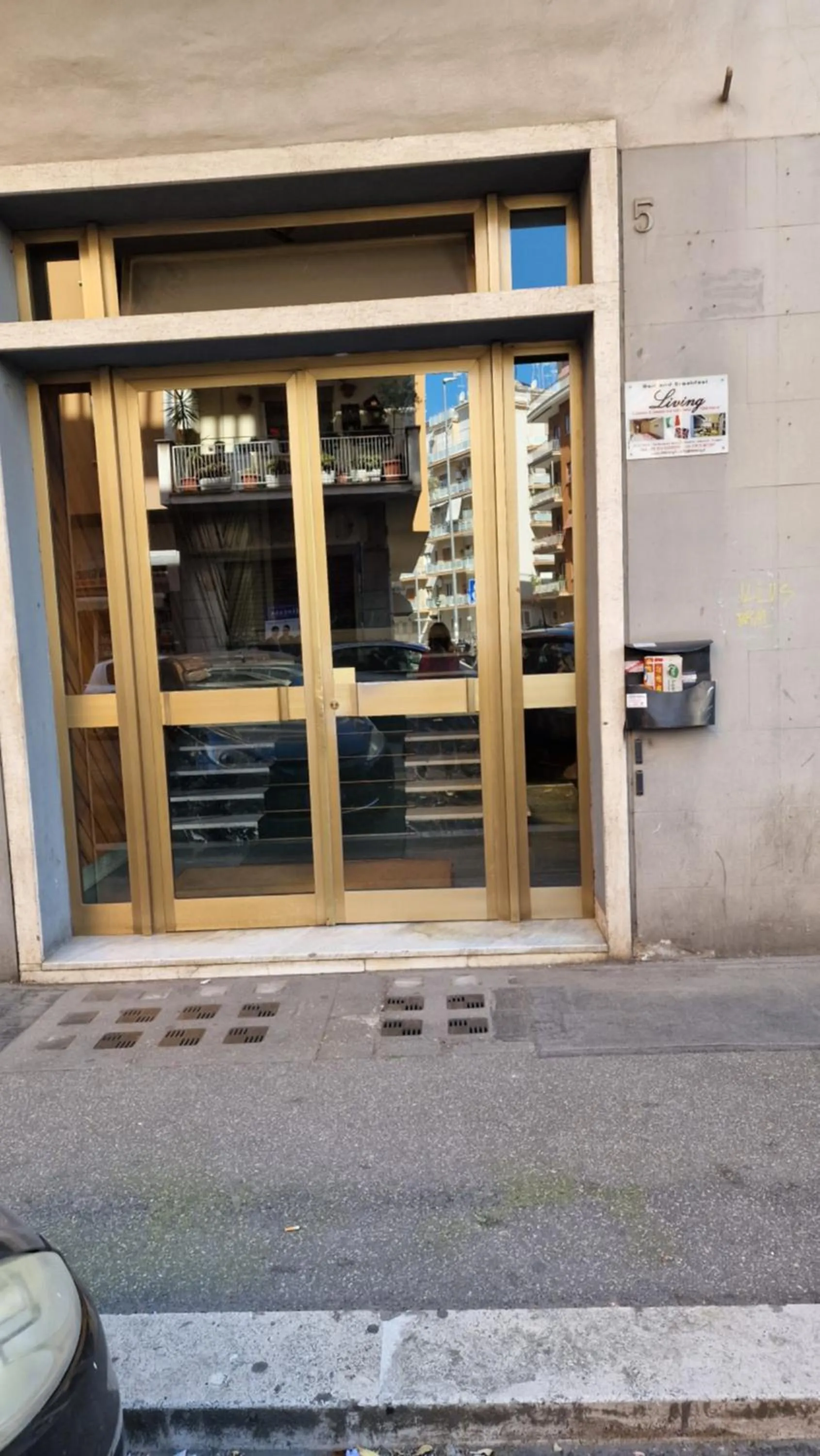 Property building in Livingvaticano