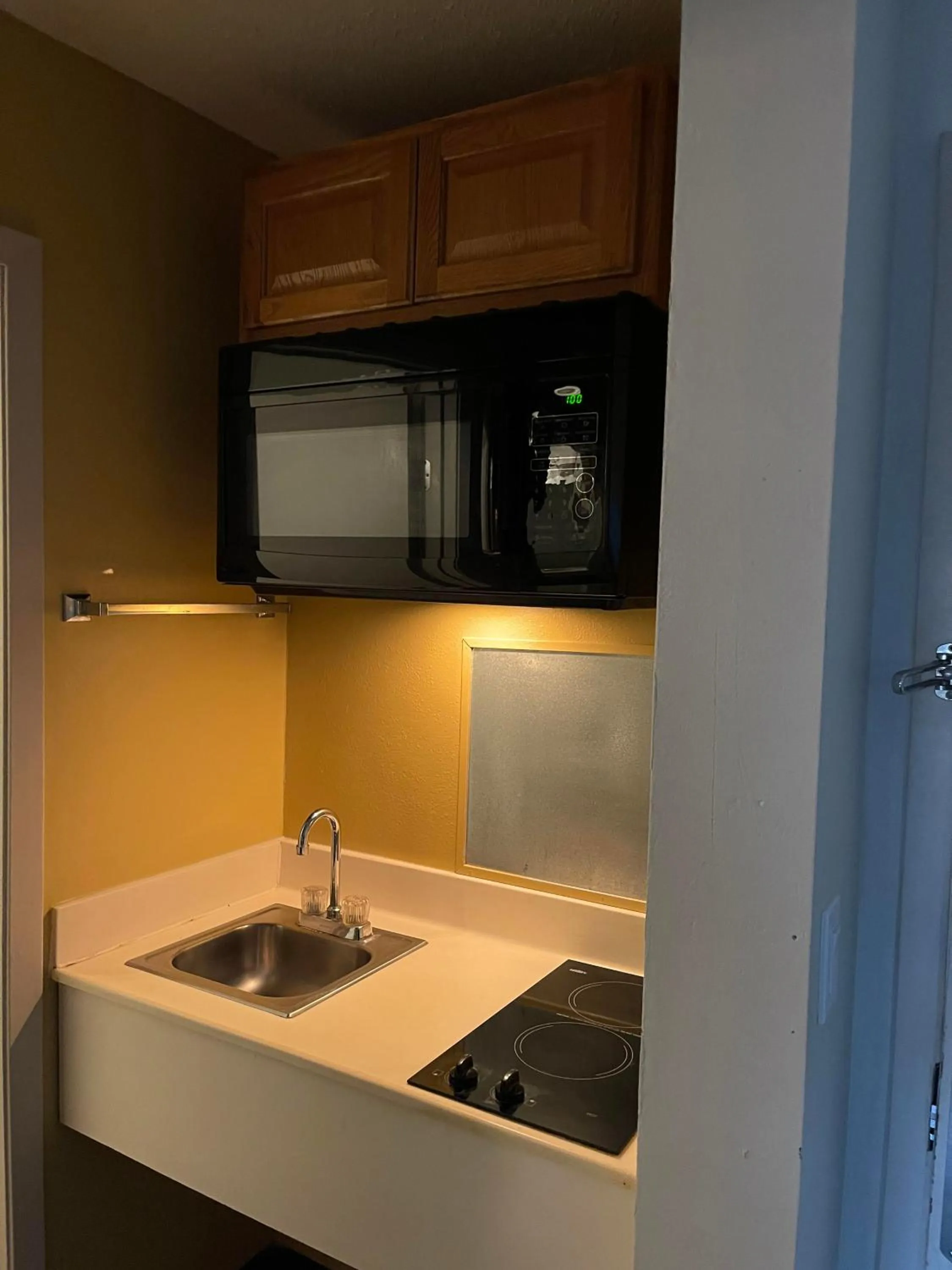 Kitchen or kitchenette in Quality Inn Frontier at US Hwy 30