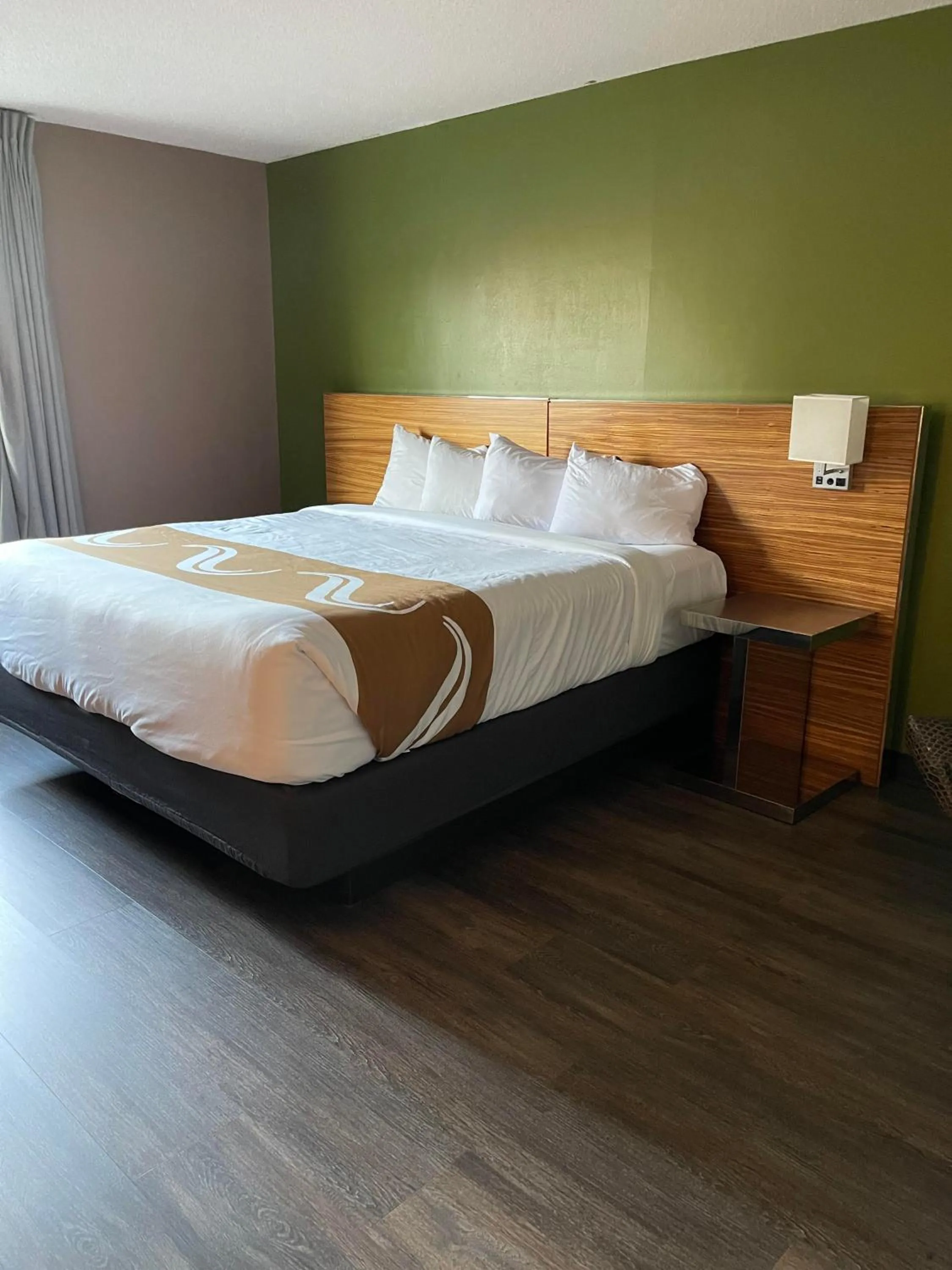 Bed in Quality Inn Frontier at US Hwy 30