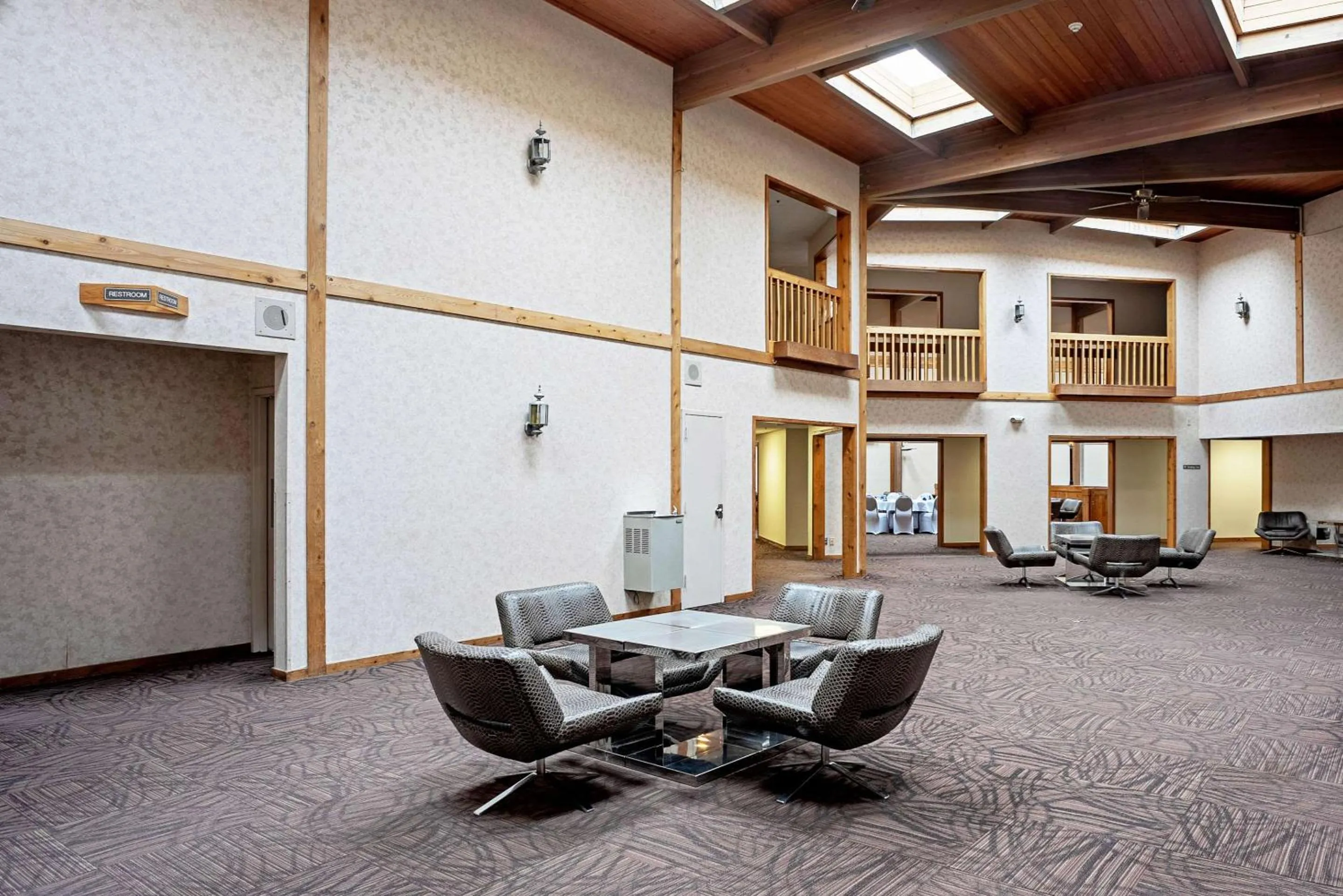 Communal lounge/ TV room in Quality Inn Frontier at US Hwy 30