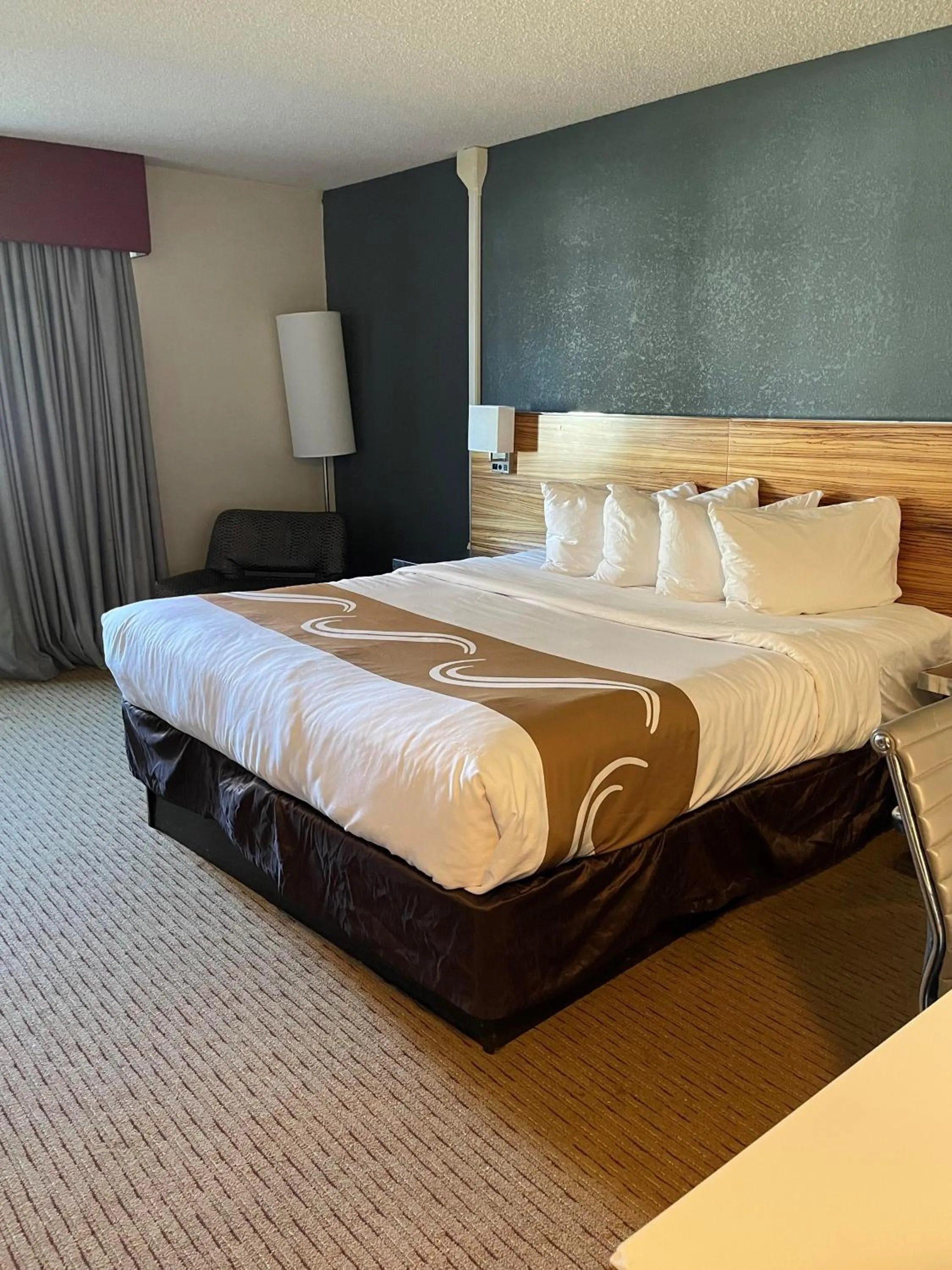 Bed in Quality Inn Frontier at US Hwy 30