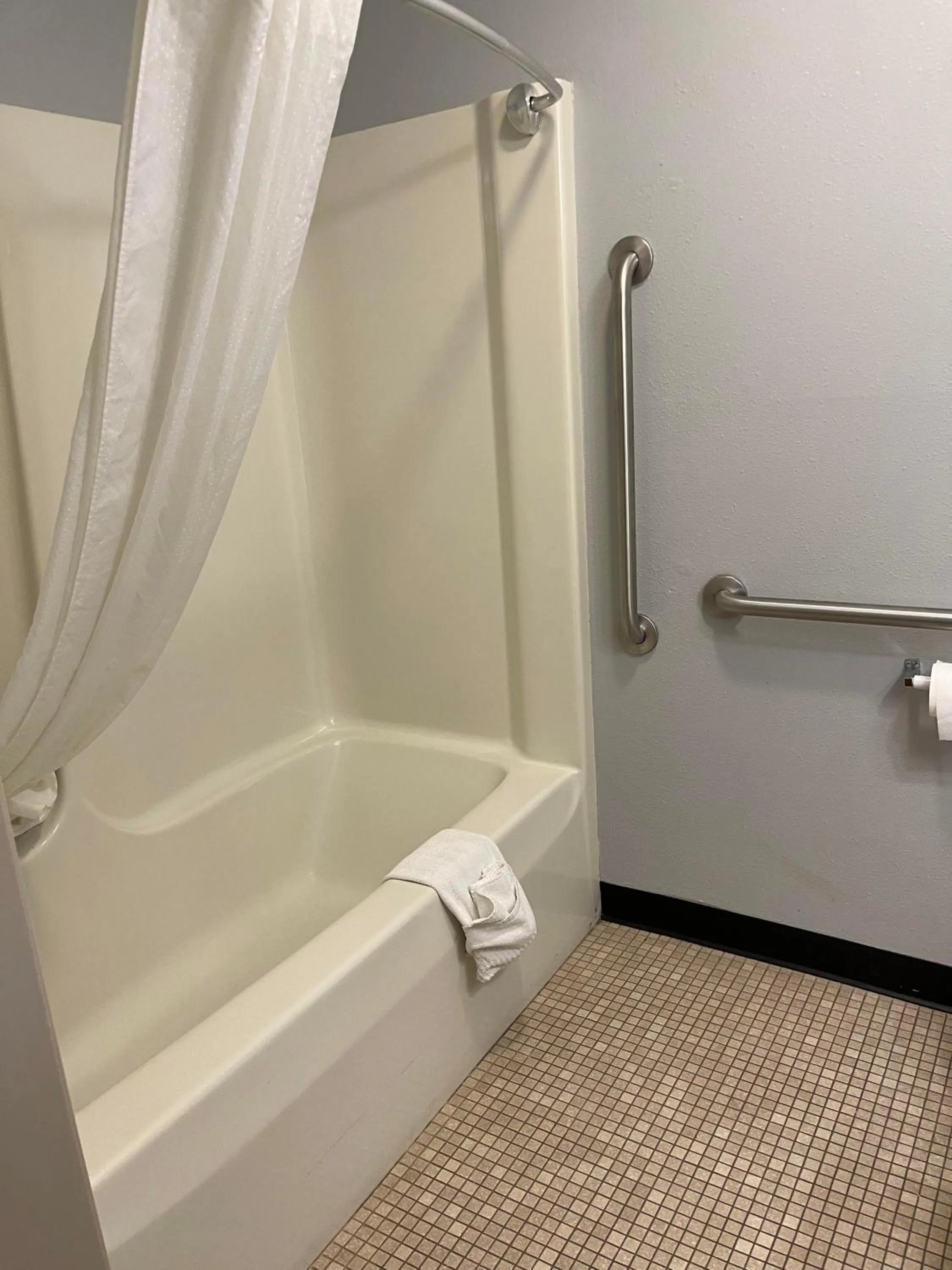 Shower in Quality Inn Frontier at US Hwy 30