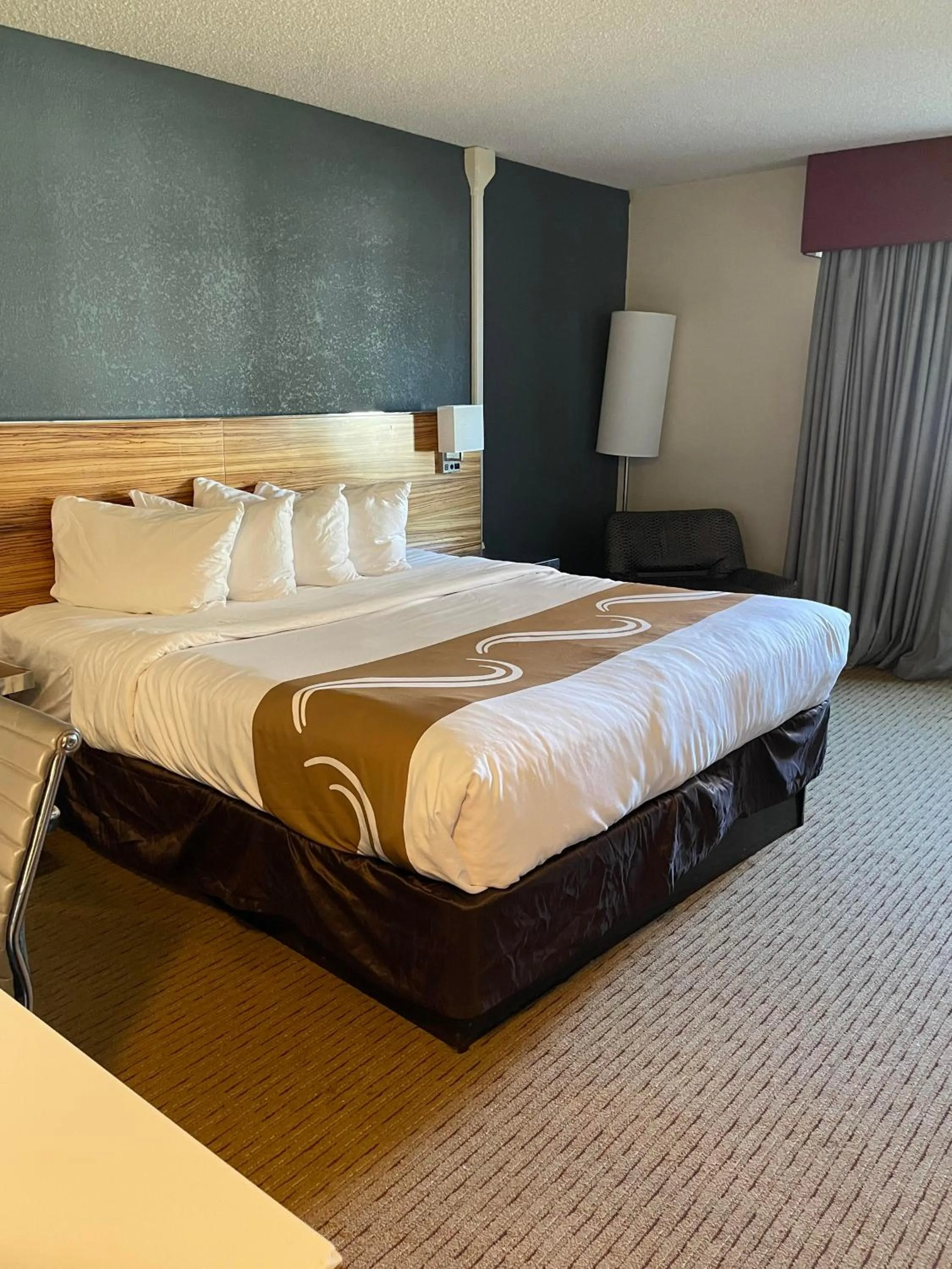 Bed in Quality Inn Frontier at US Hwy 30