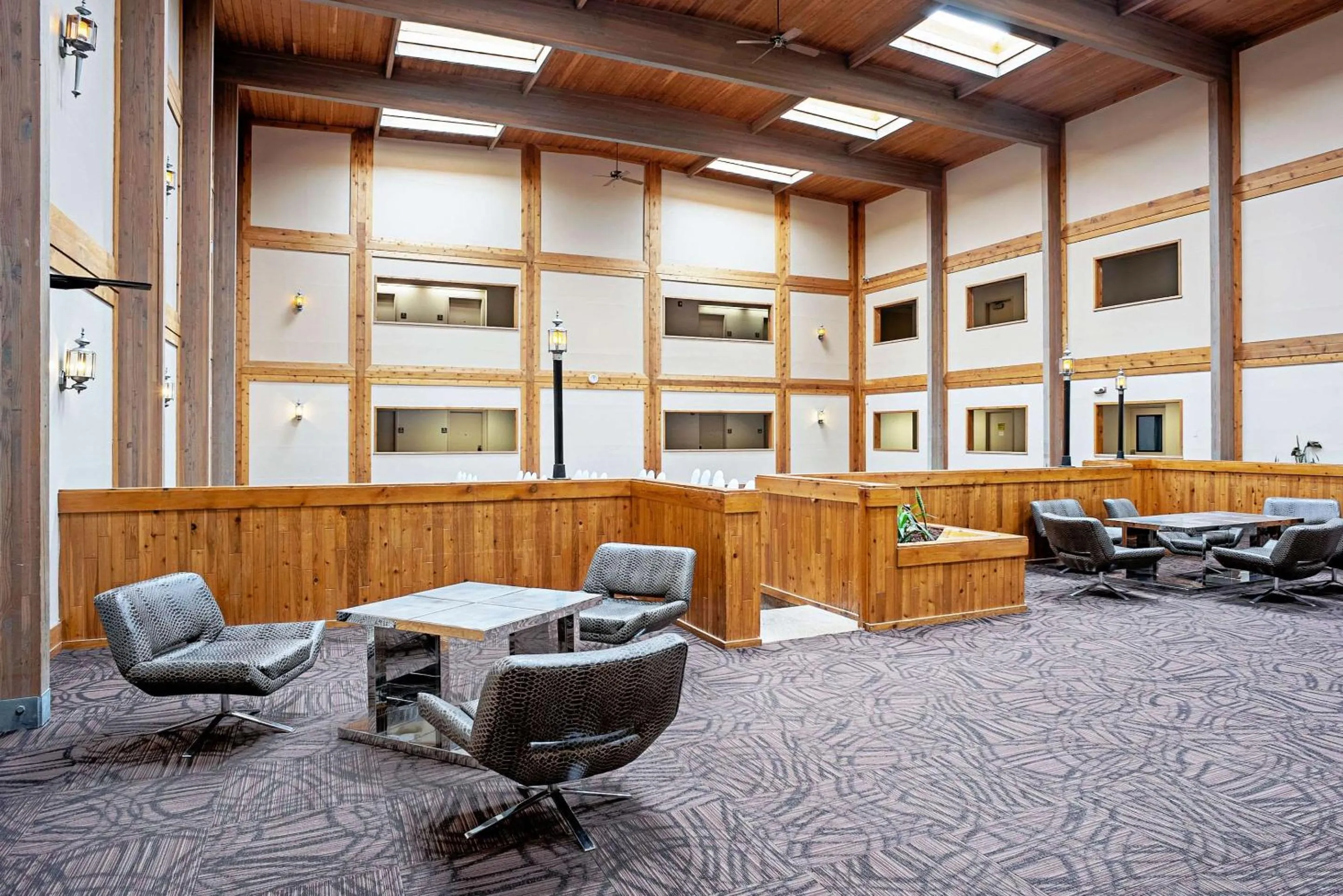 Communal lounge/ TV room in Quality Inn Frontier at US Hwy 30