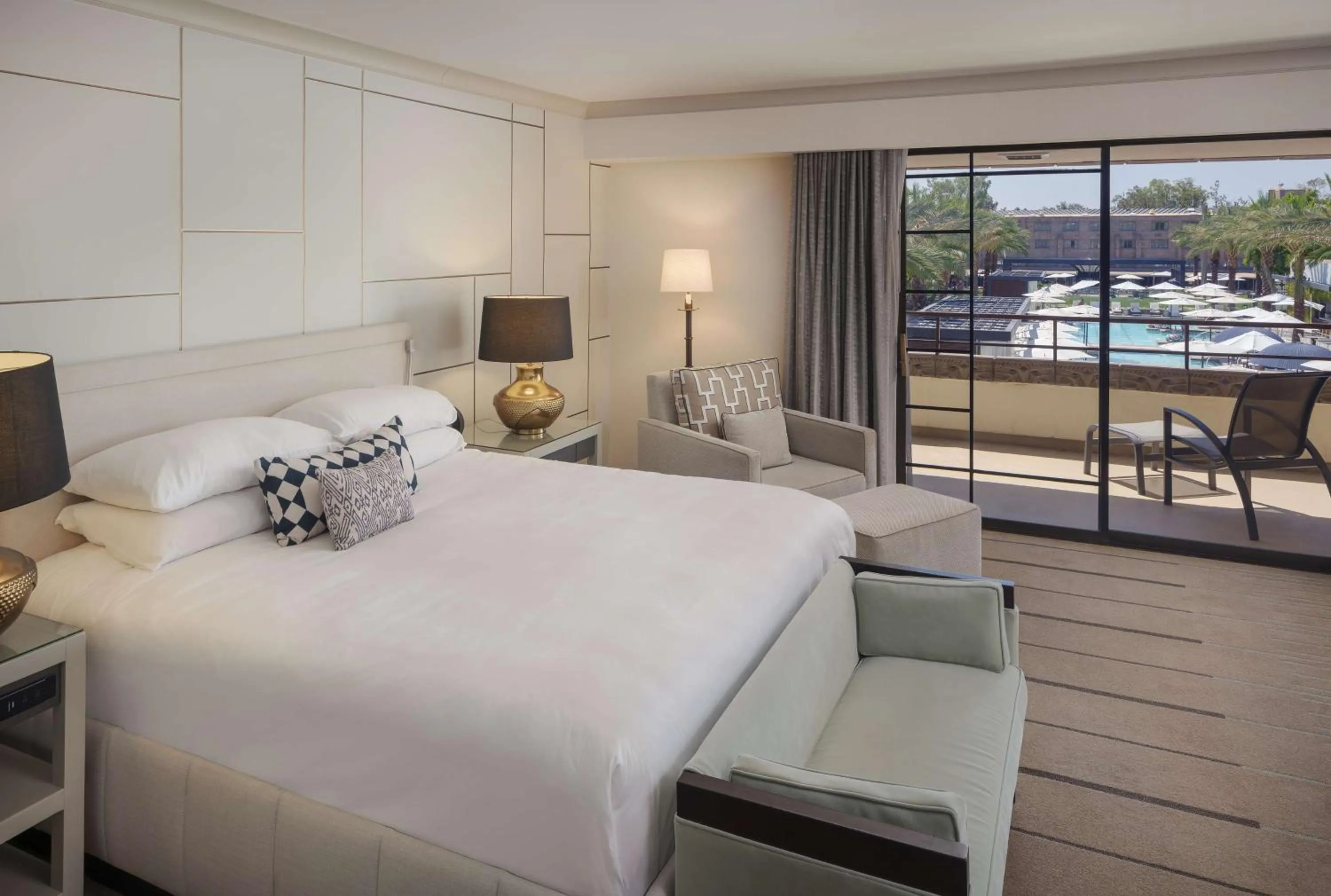 Living room, Bed in Arizona Biltmore, LXR Hotels & Resorts