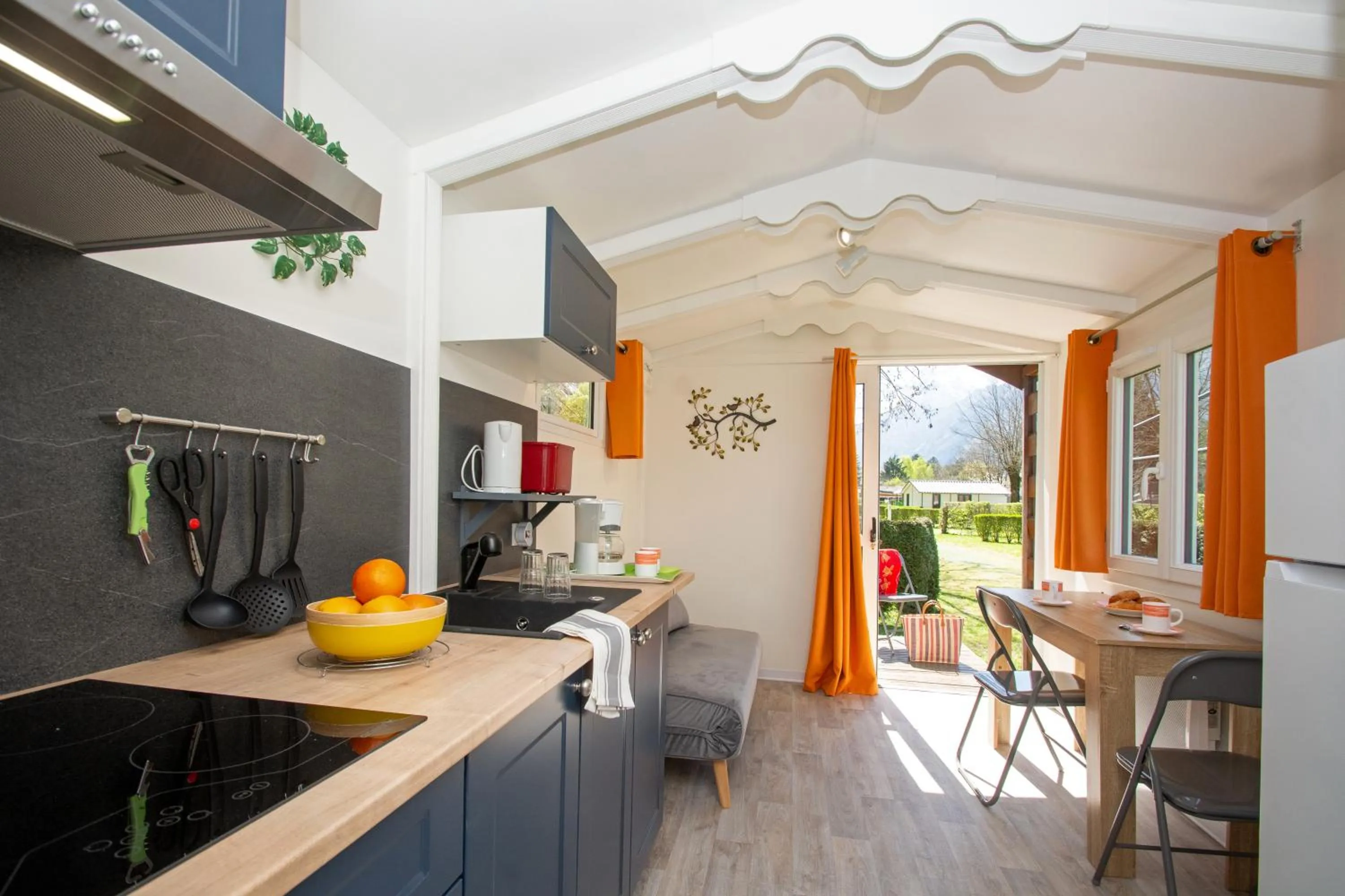 Kitchen or kitchenette in A La Rencontre Du Soleil - Camping