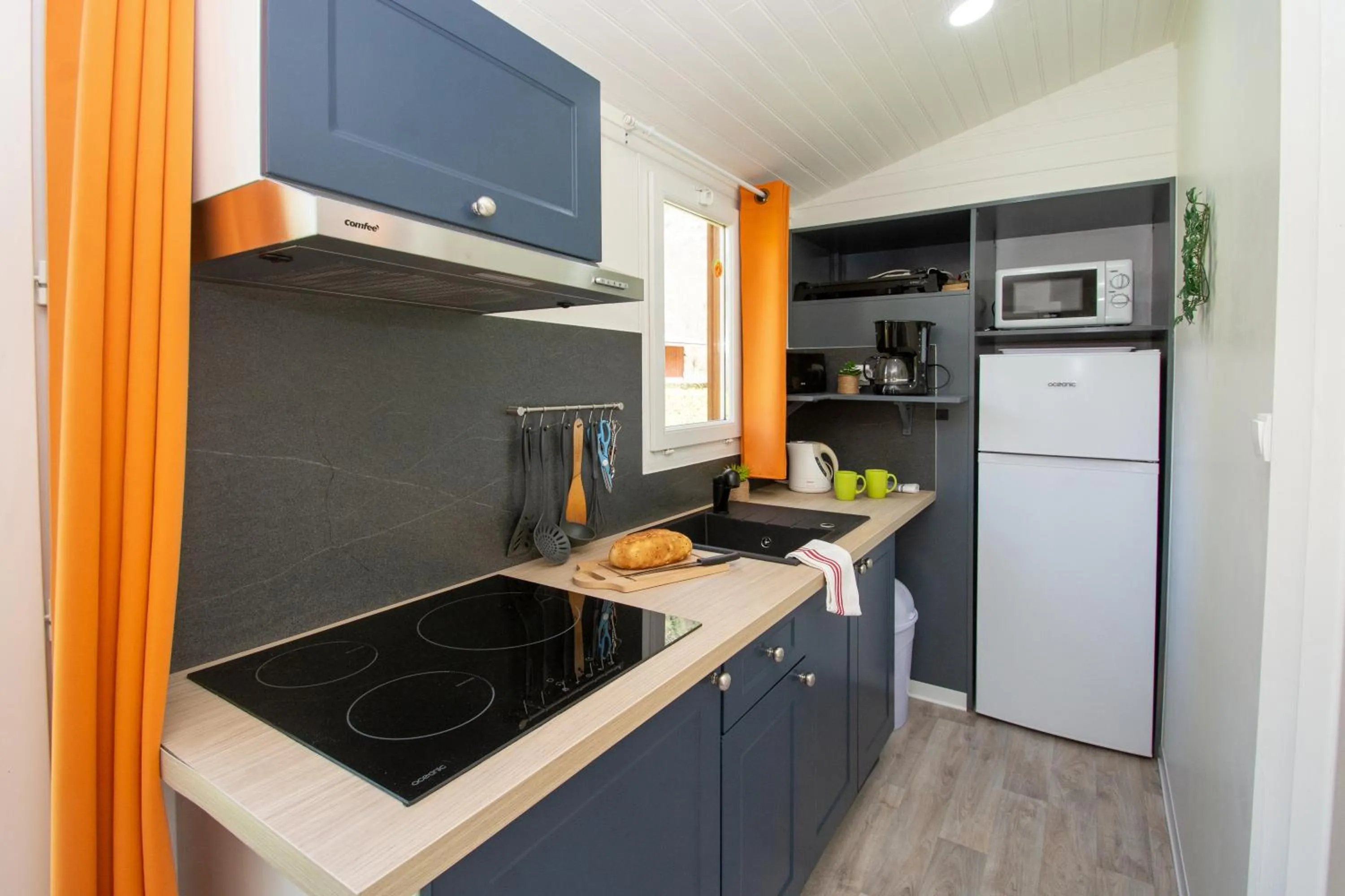 Kitchen or kitchenette in A La Rencontre Du Soleil - Camping