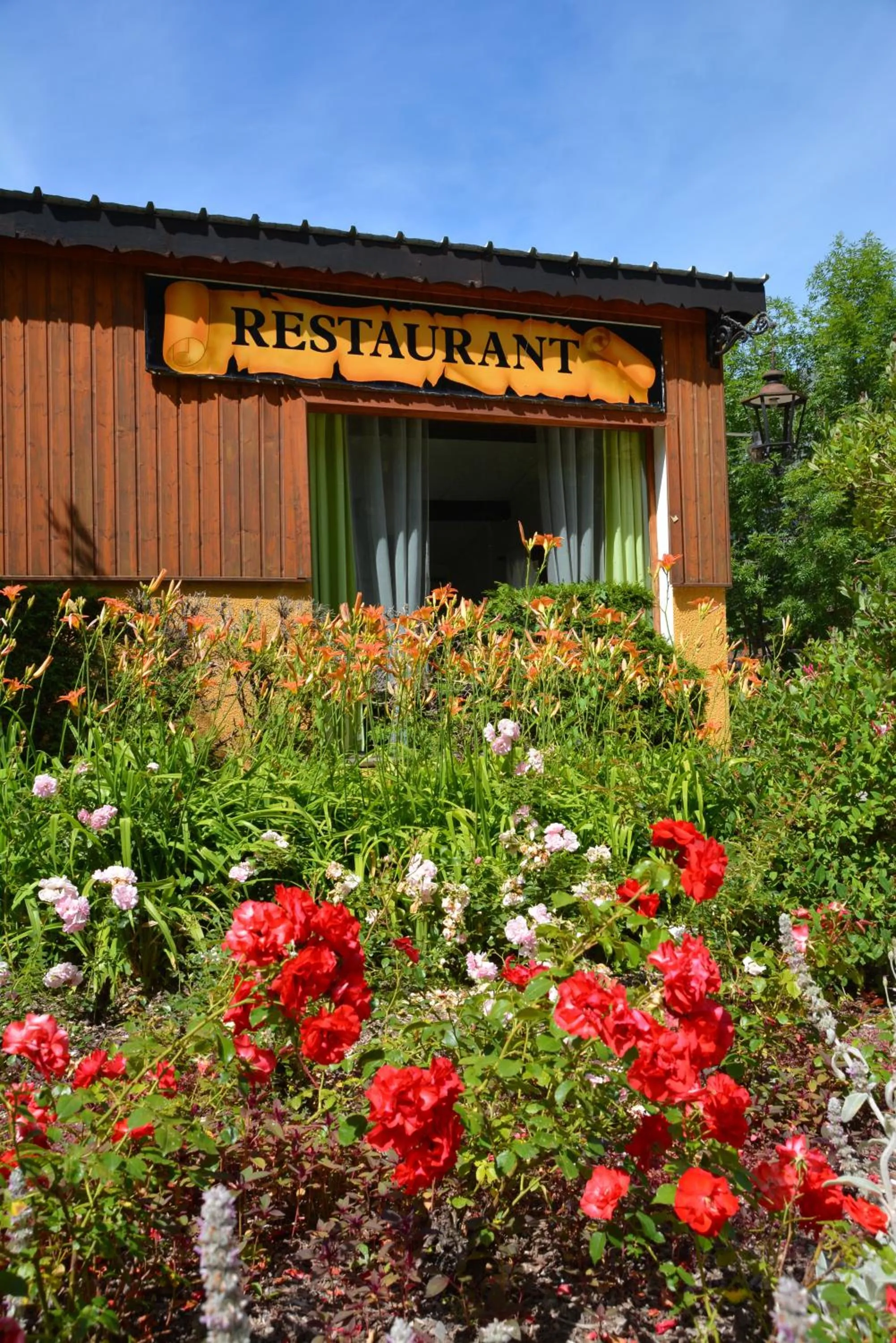 Facade/entrance in A La Rencontre Du Soleil - Camping