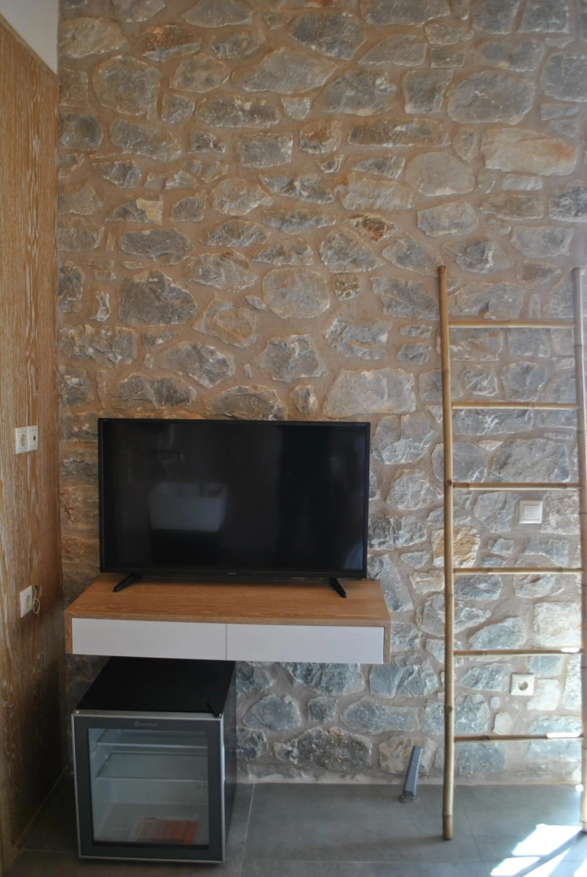 Petras Gi - Stone Houses