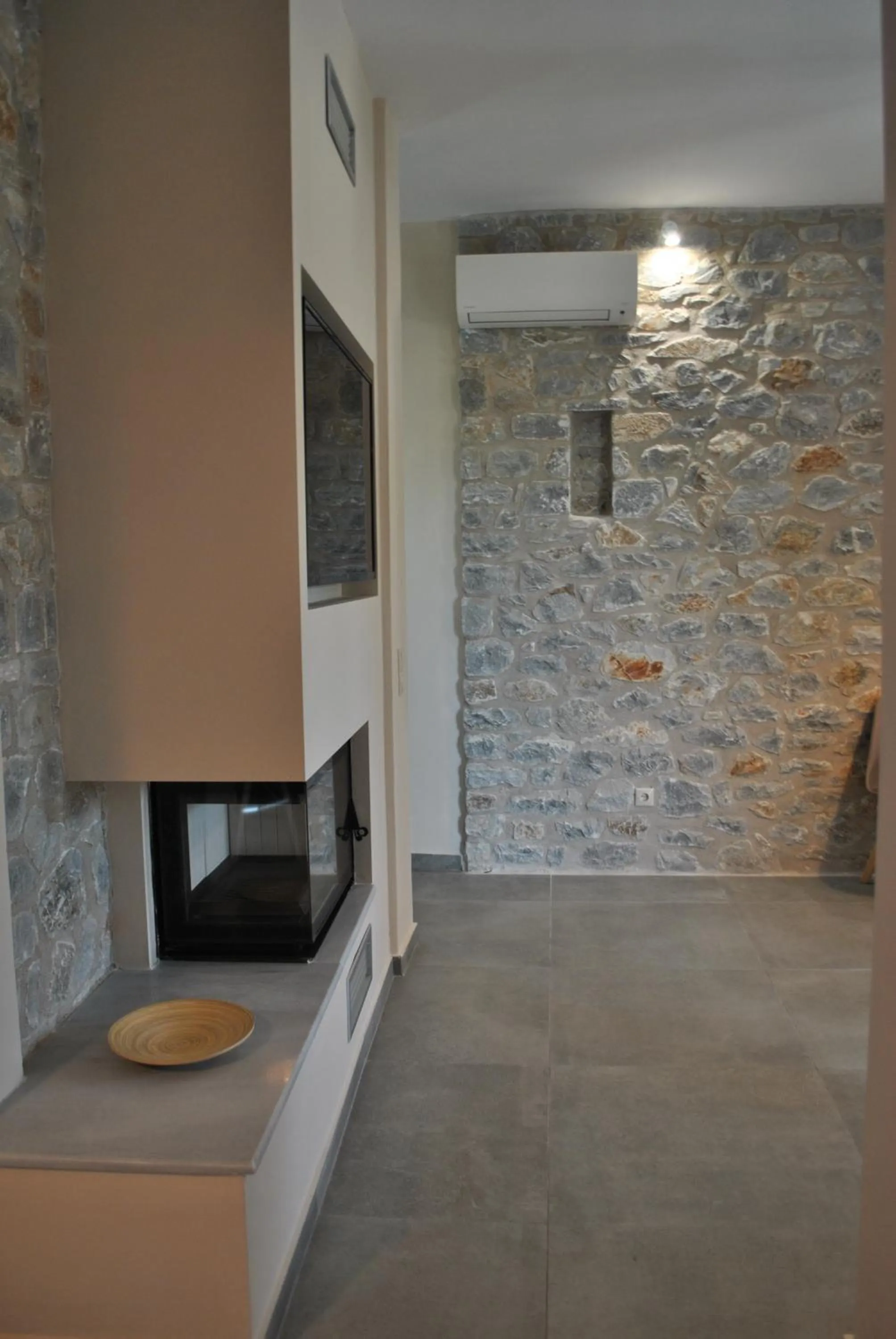 Petras Gi - Stone Houses