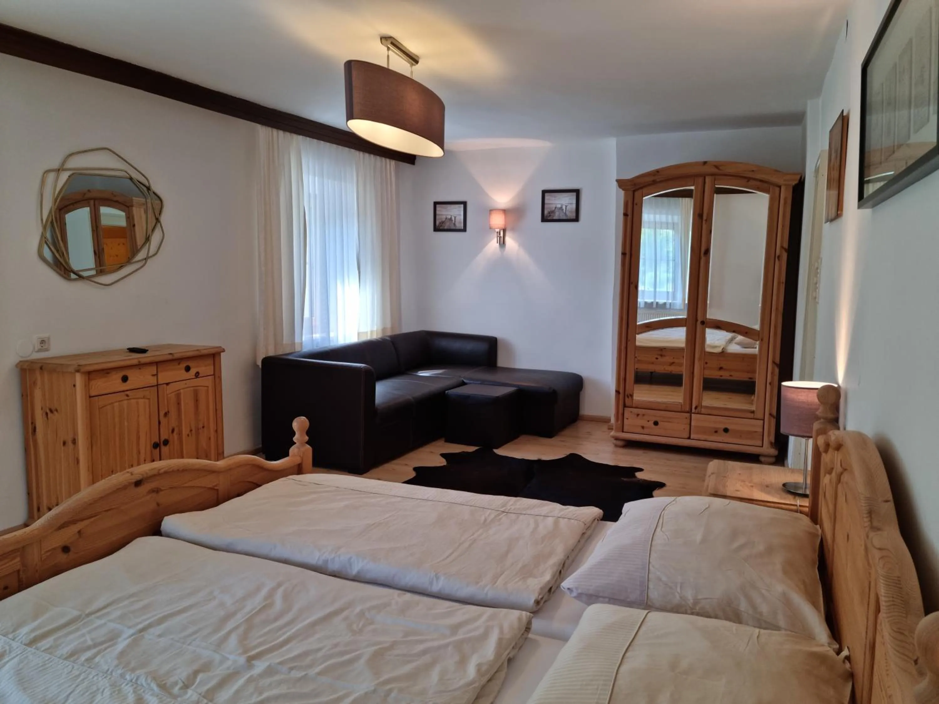 Photo of the whole room, Bed in Das Geringer