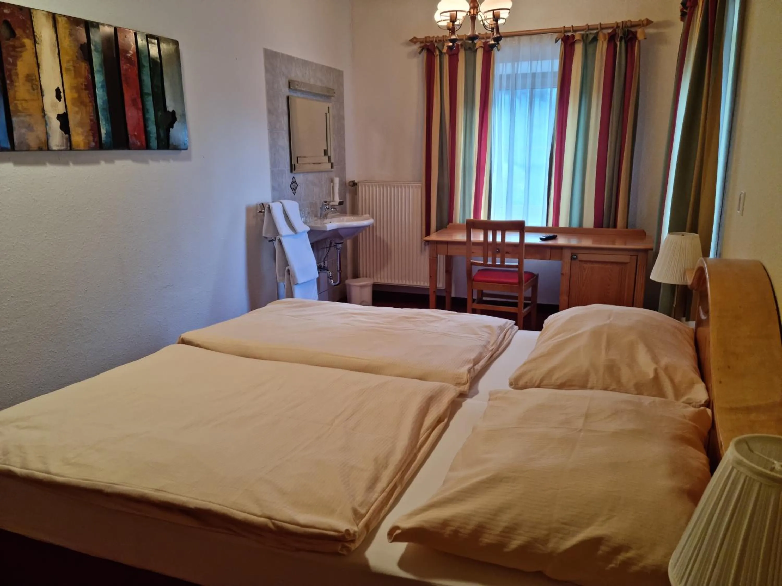 Photo of the whole room, Bed in Das Geringer