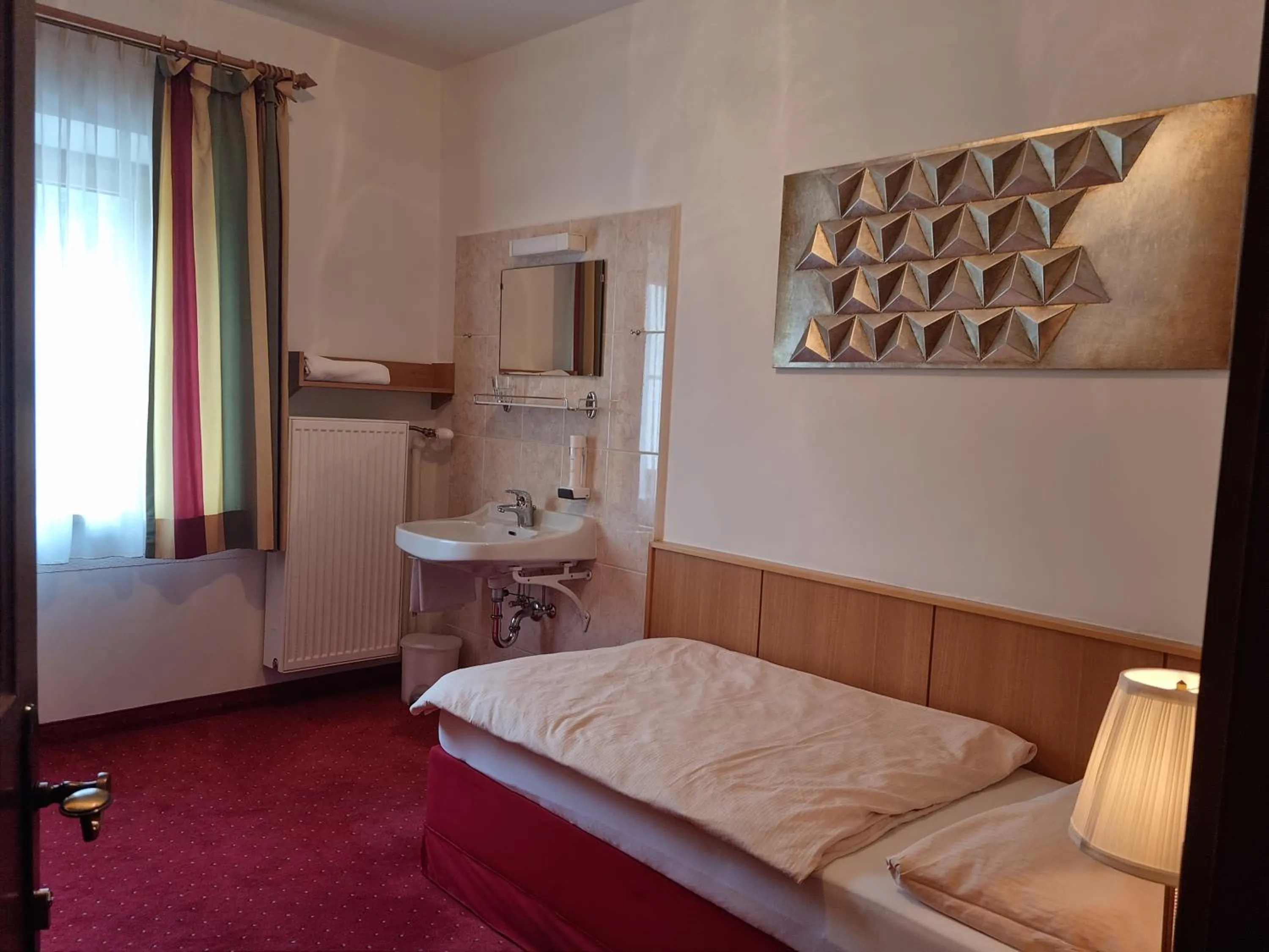 Photo of the whole room, Bed in Das Geringer