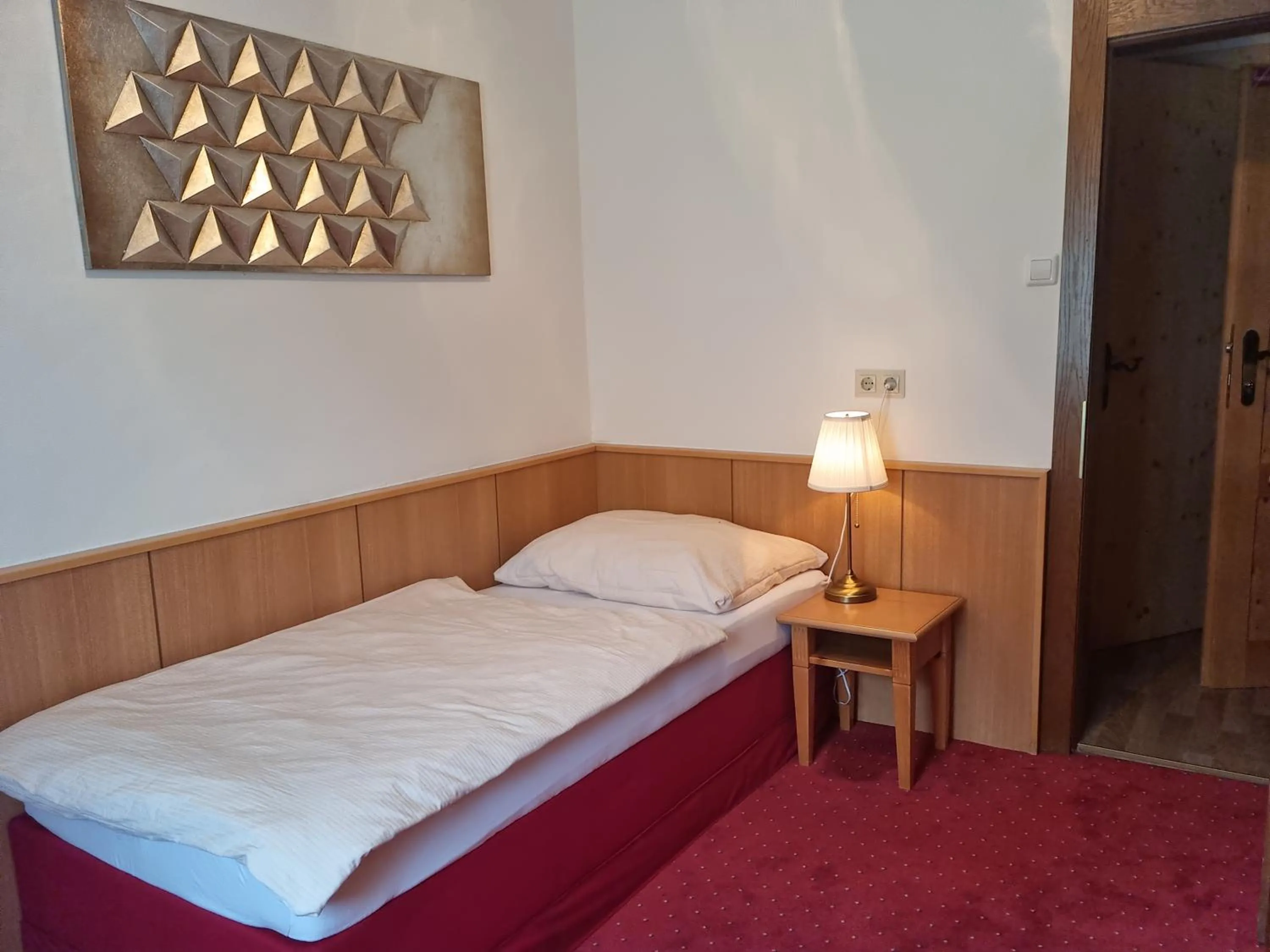 Photo of the whole room, Bed in Das Geringer