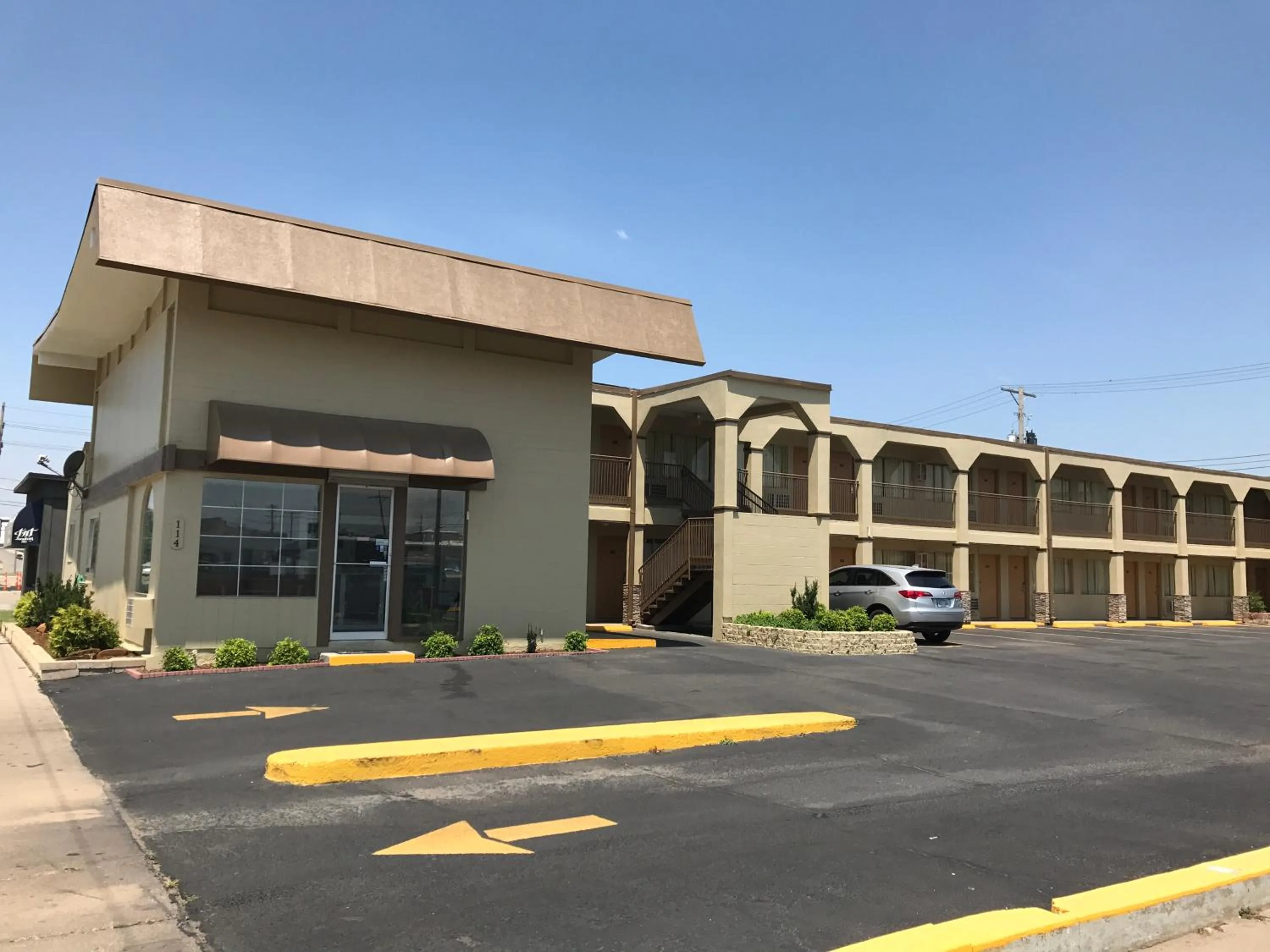 Facade/entrance in Hutchinson Inn