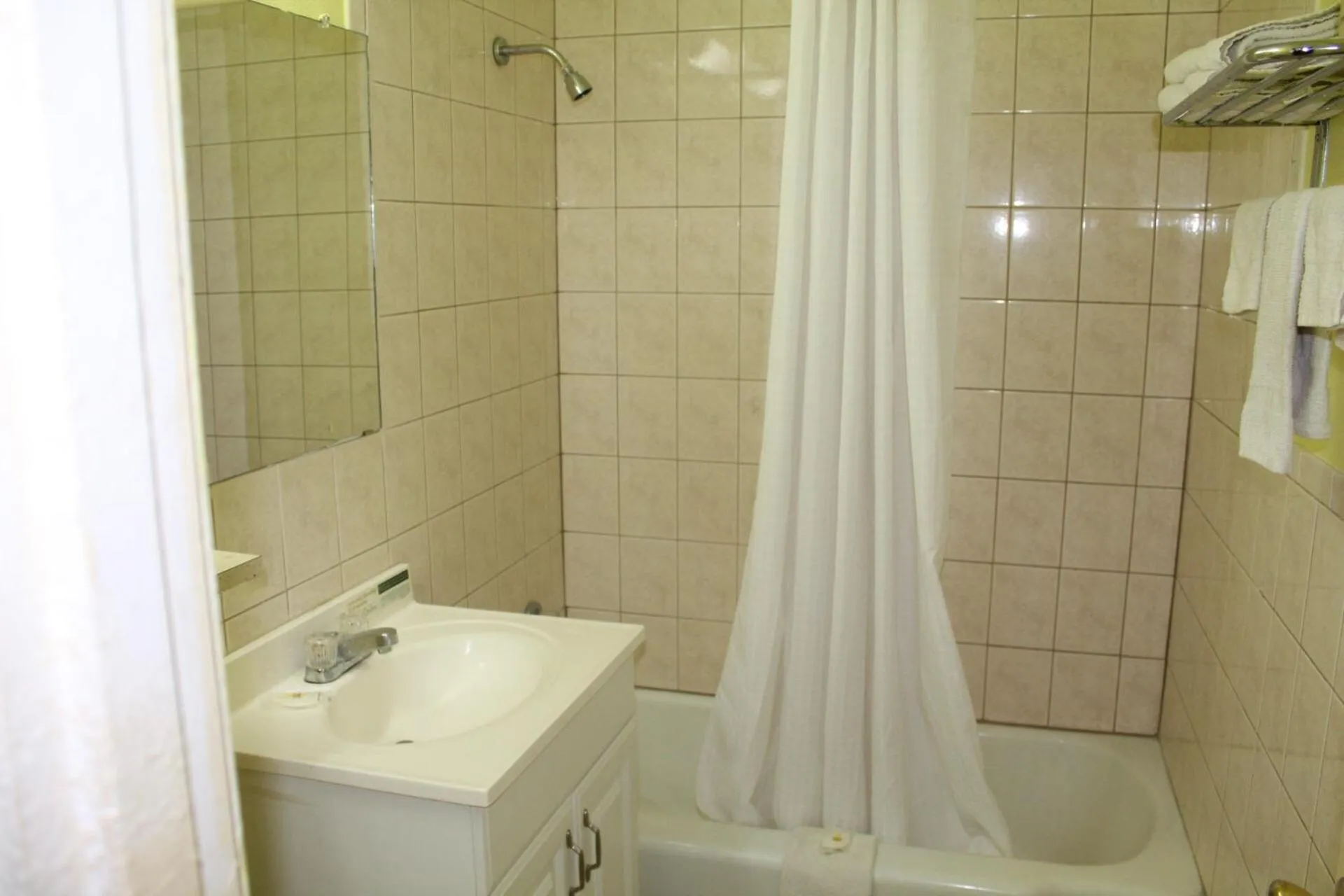 Bathroom in Hutchinson Inn