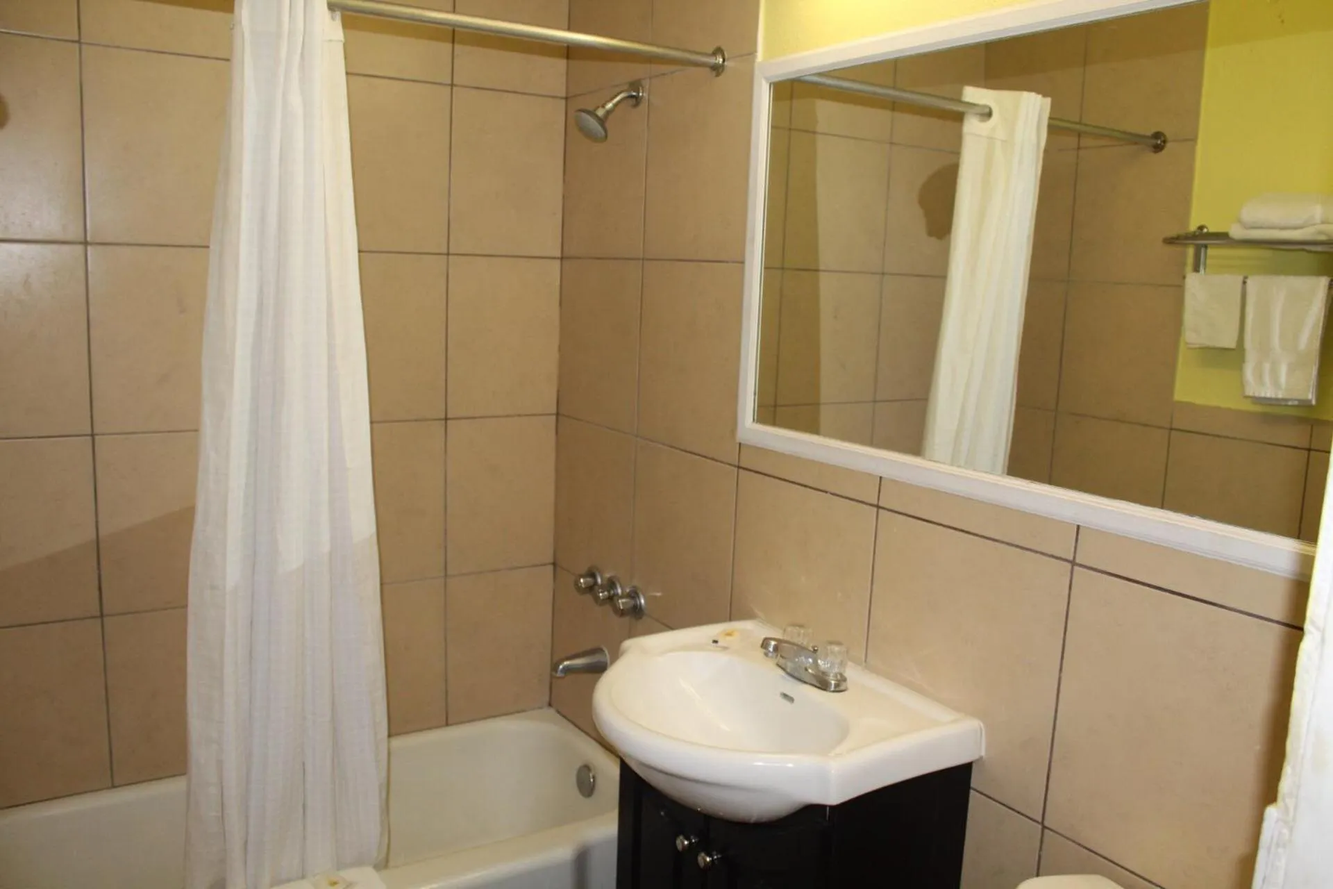 Bathroom in Hutchinson Inn