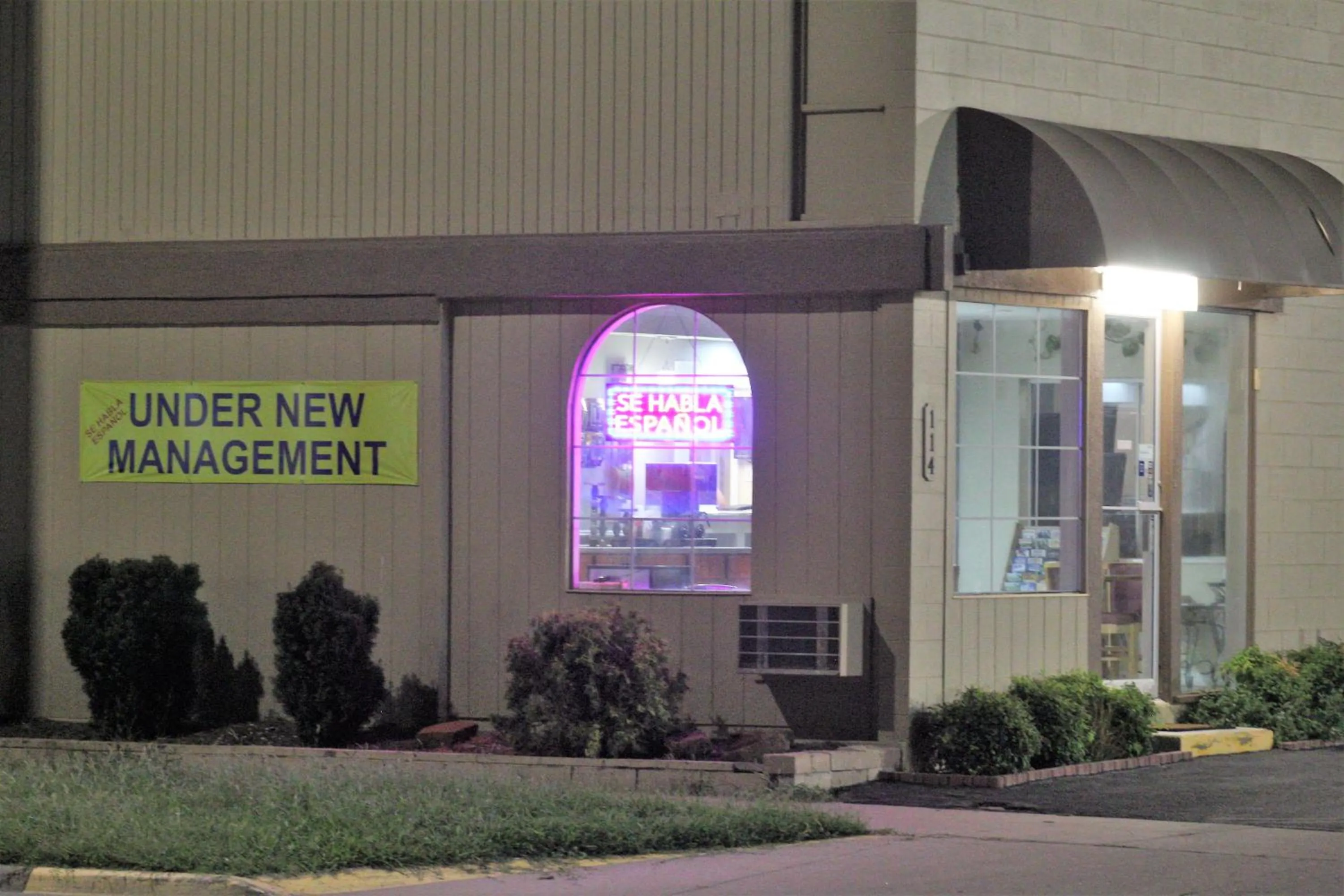 Facade/entrance in Hutchinson Inn