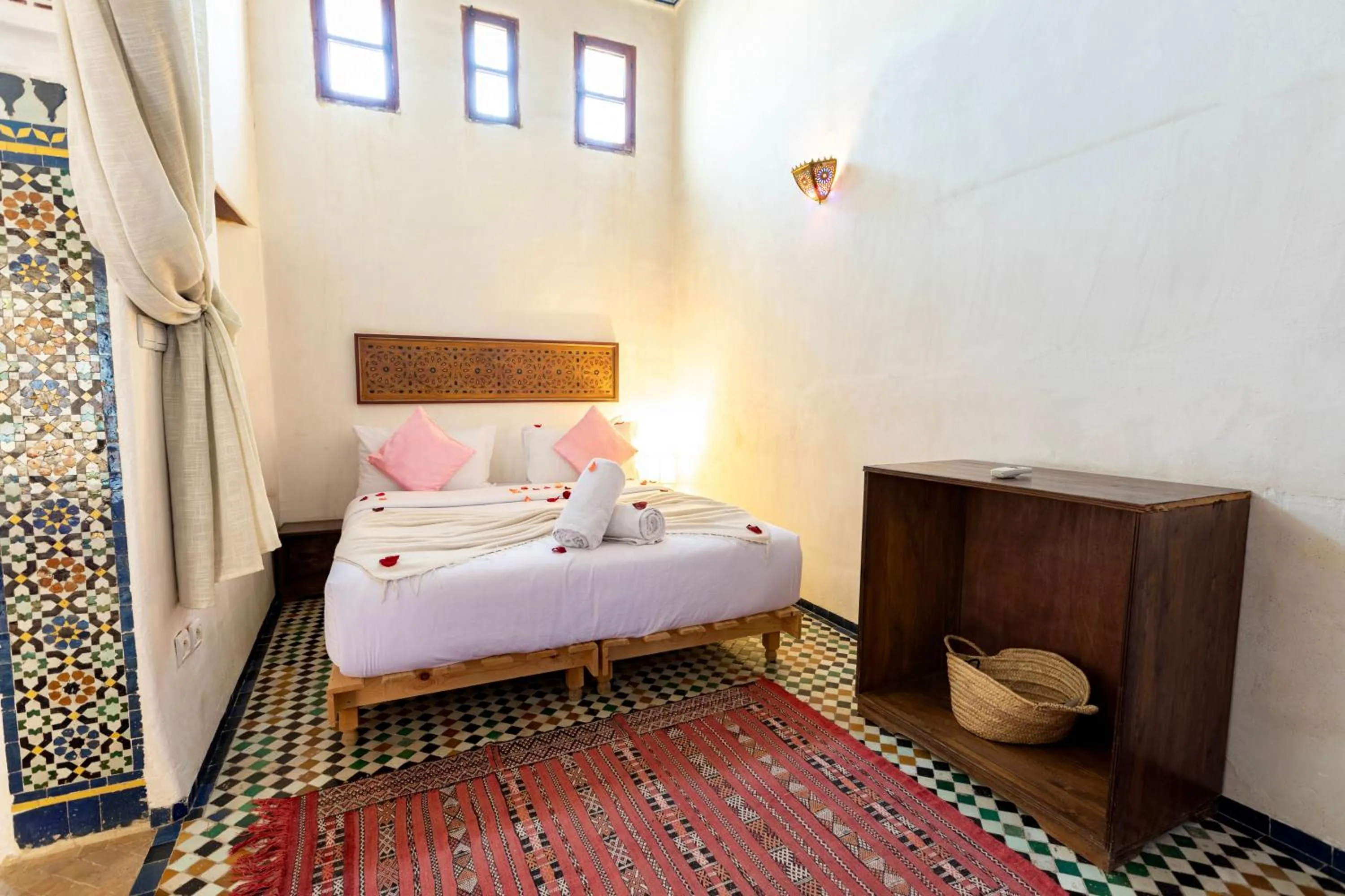 Photo of the whole room, Bed in Dar Attajalli