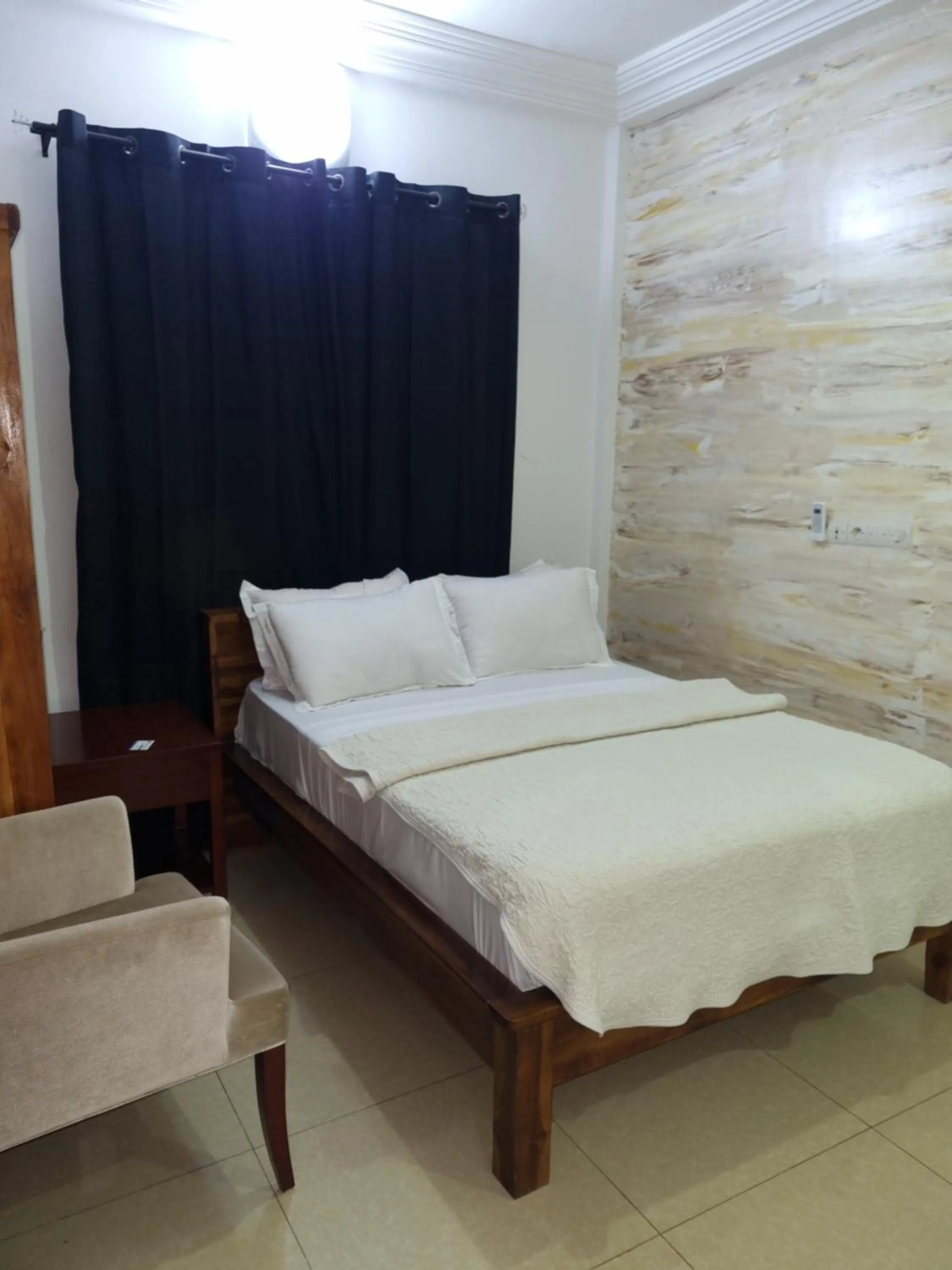 Bed in HOTEL AMBASSADORS ANNEXE