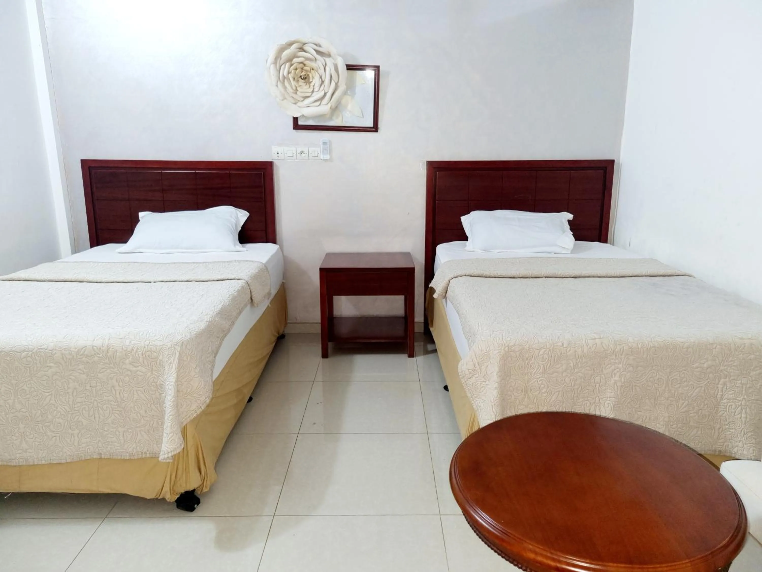 Bed in HOTEL AMBASSADORS ANNEXE