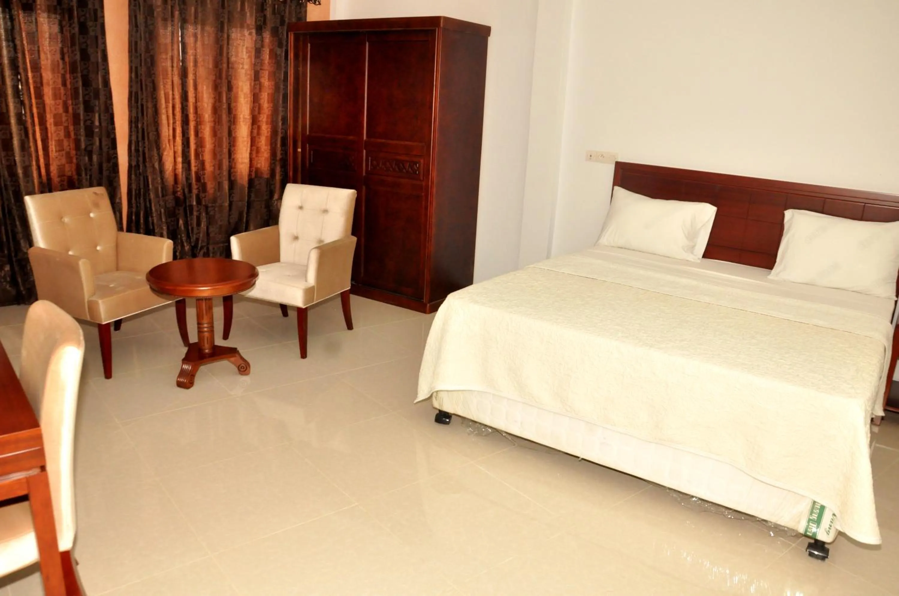 Bed in HOTEL AMBASSADORS ANNEXE