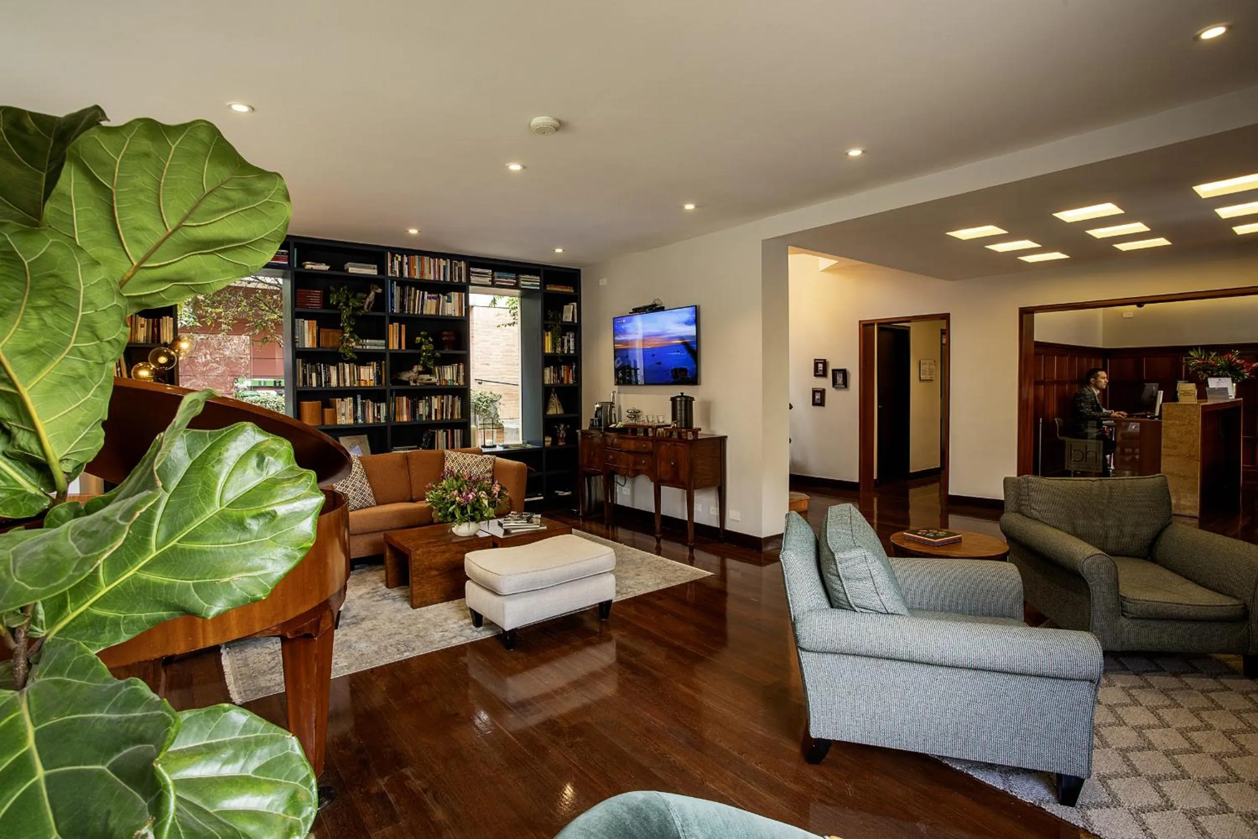 Property building in Hotel bh La Quinta