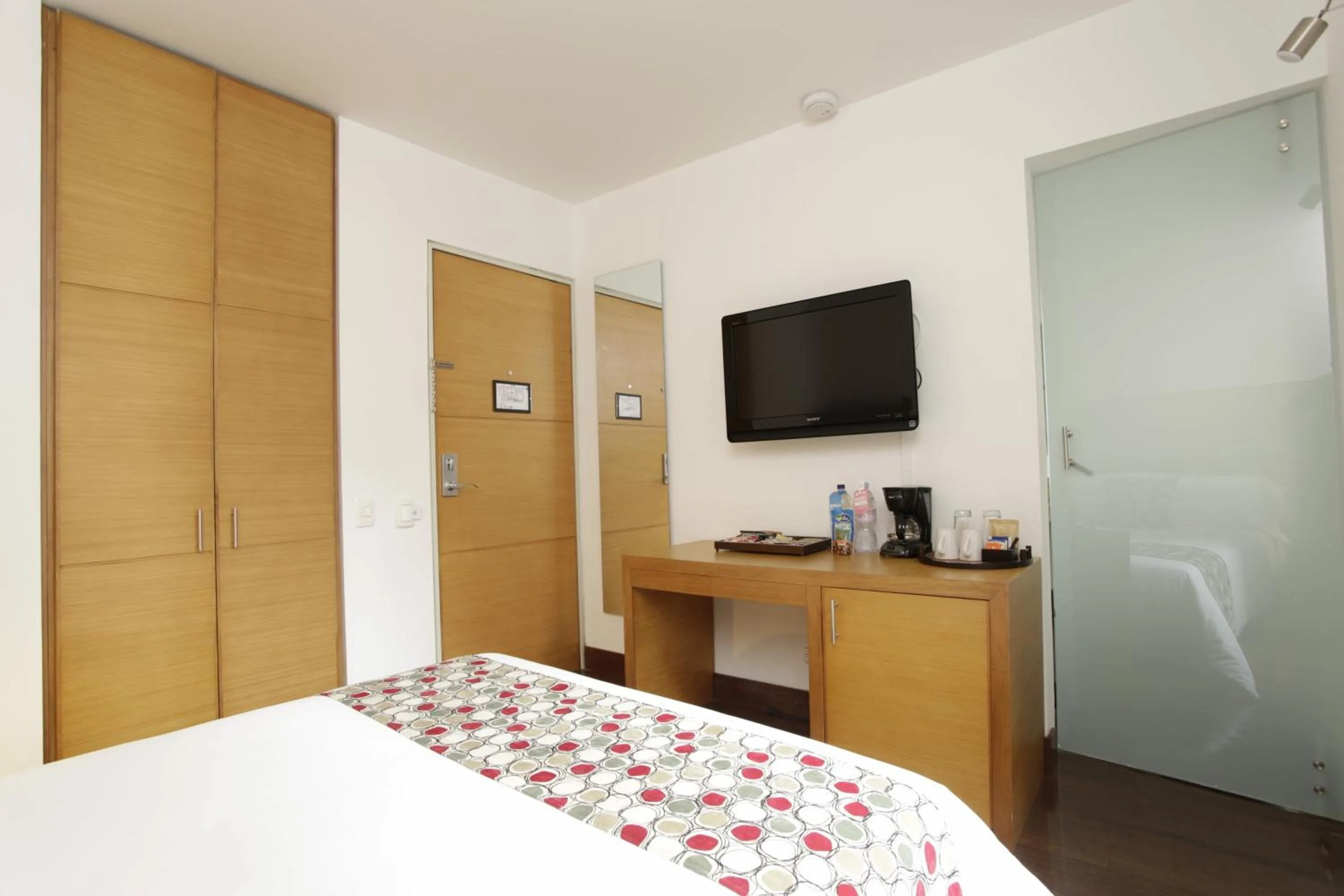 Coffee/tea facilities, Bed in Hotel bh La Quinta