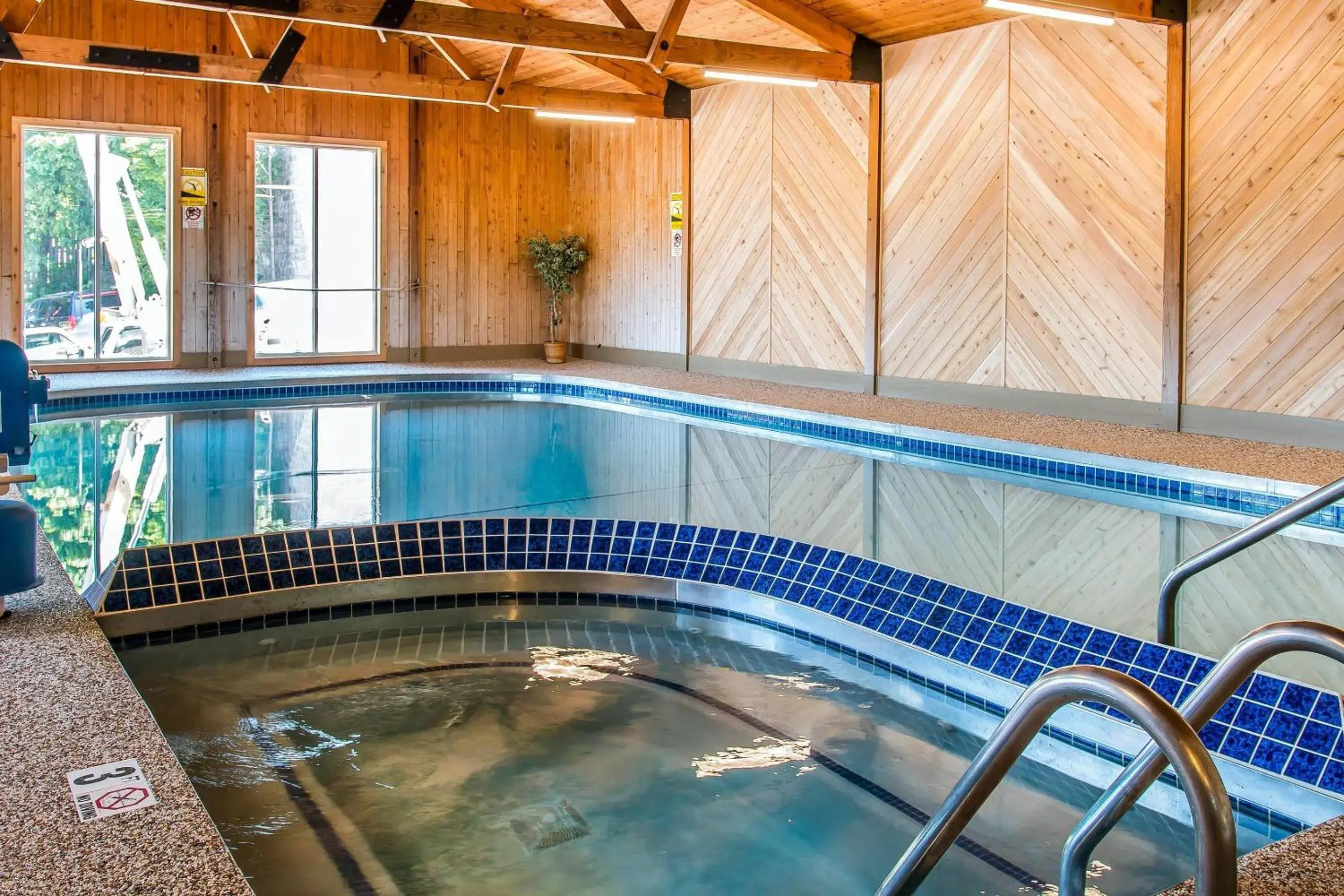 Swimming pool in Quality Inn & Suites Houghton Downtown Swimming pool in Quality Inn & Suites Houghton Downtown