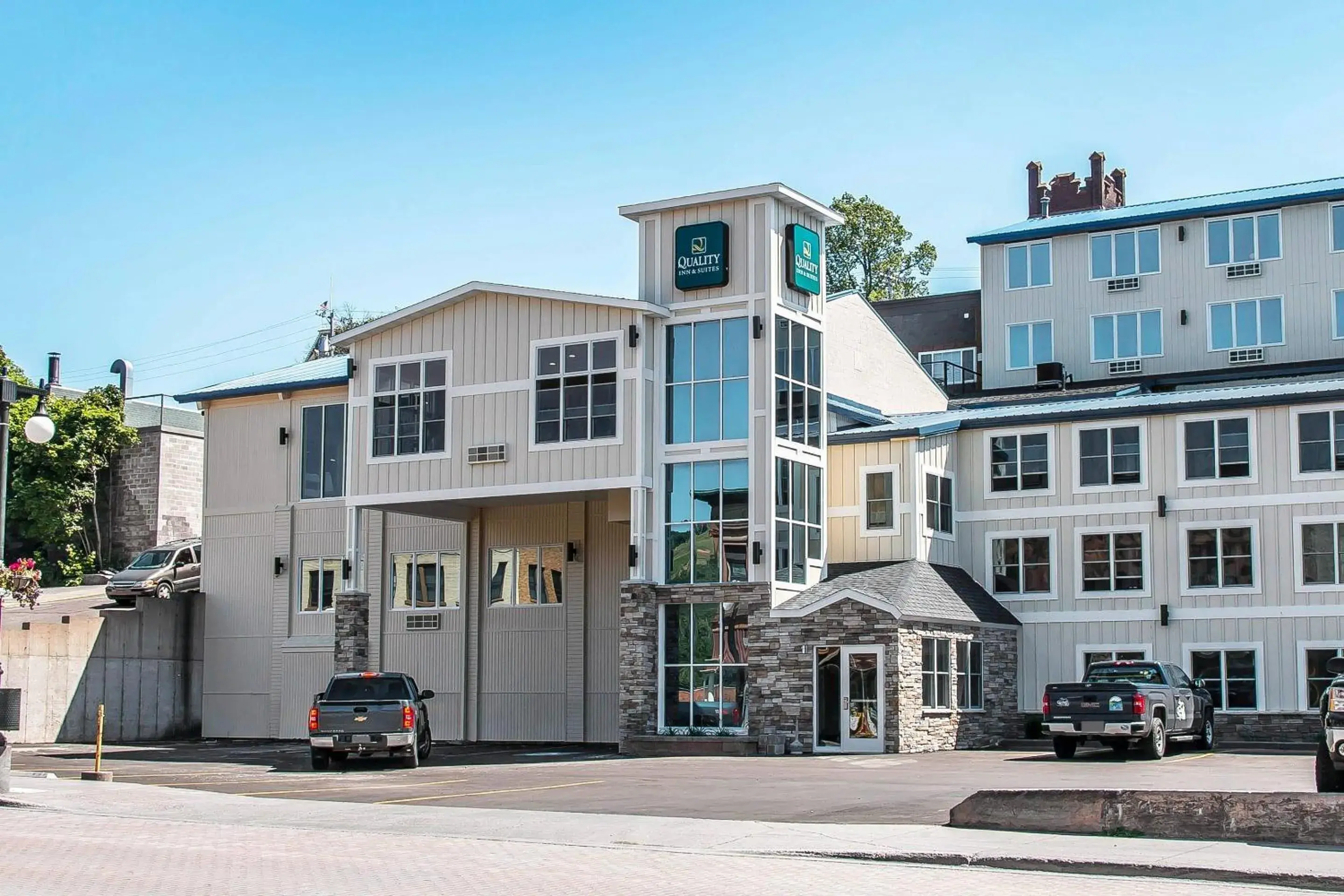 Property building in Quality Inn & Suites Houghton Downtown Property building in Quality Inn & Suites Houghton Downtown