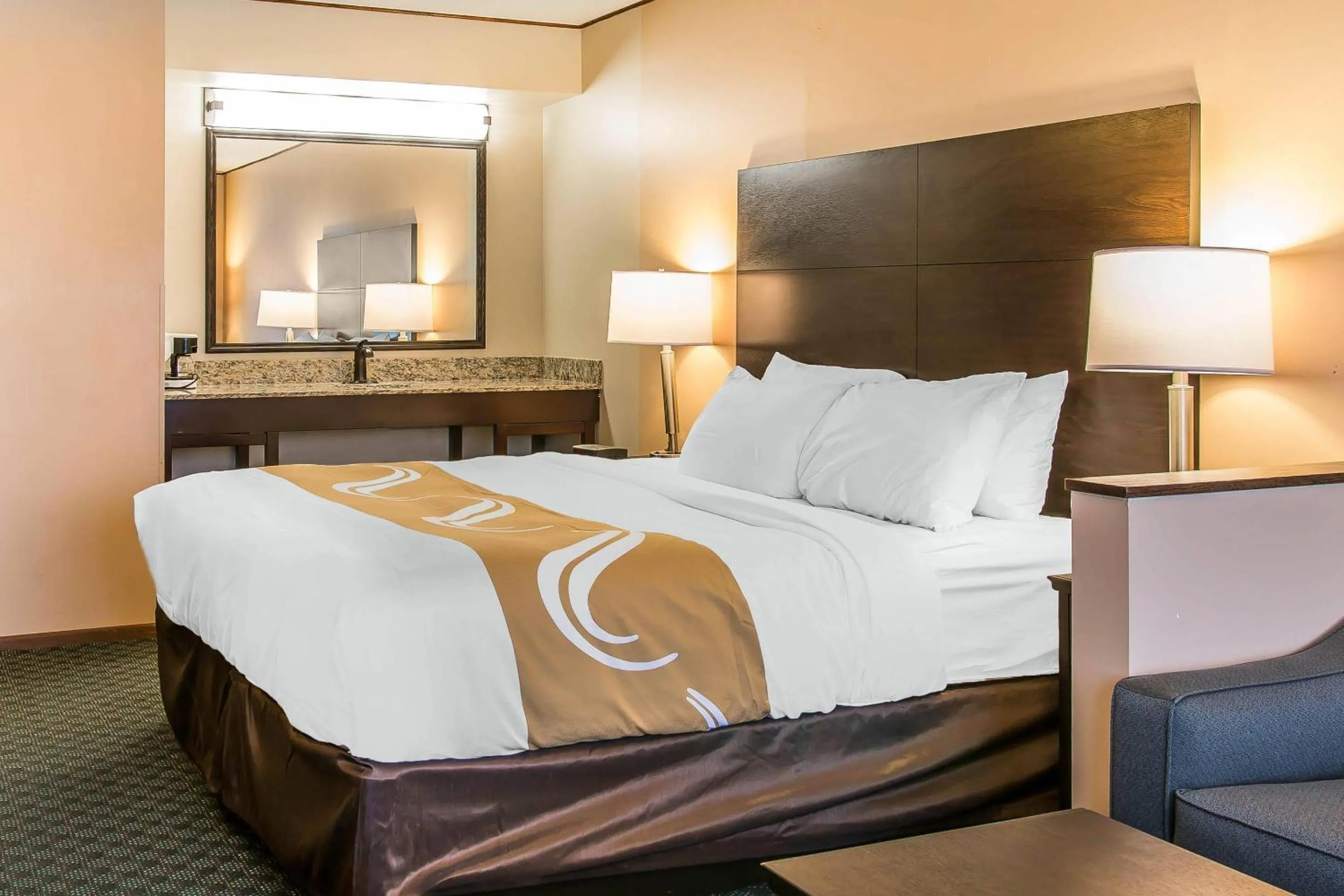 Bedroom, Bed in Quality Inn & Suites Houghton Downtown