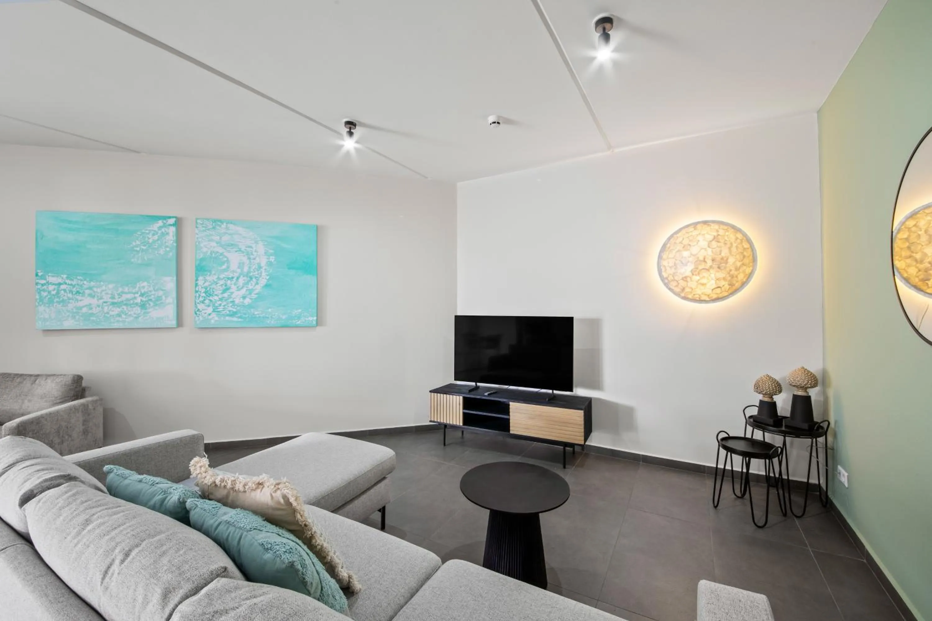 Communal lounge/ TV room in The Beach House