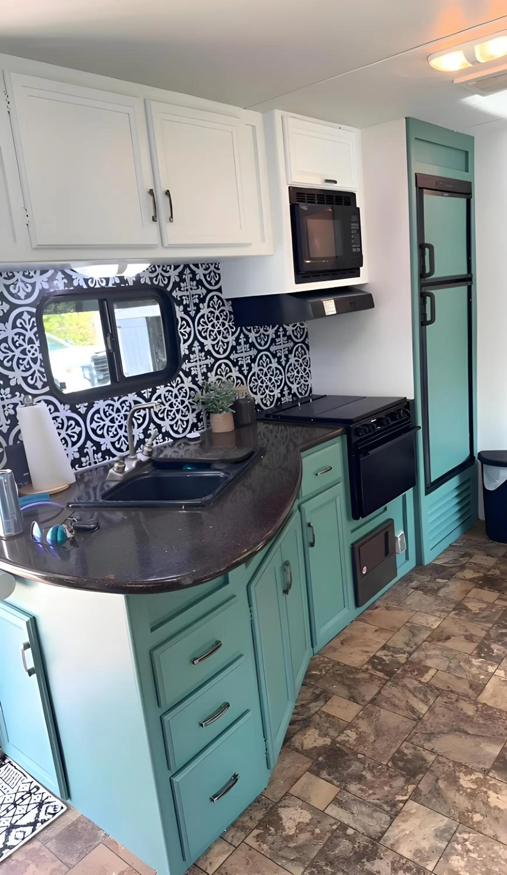 Kitchen or kitchenette in Motel de L'Anse et Camping Rimouski