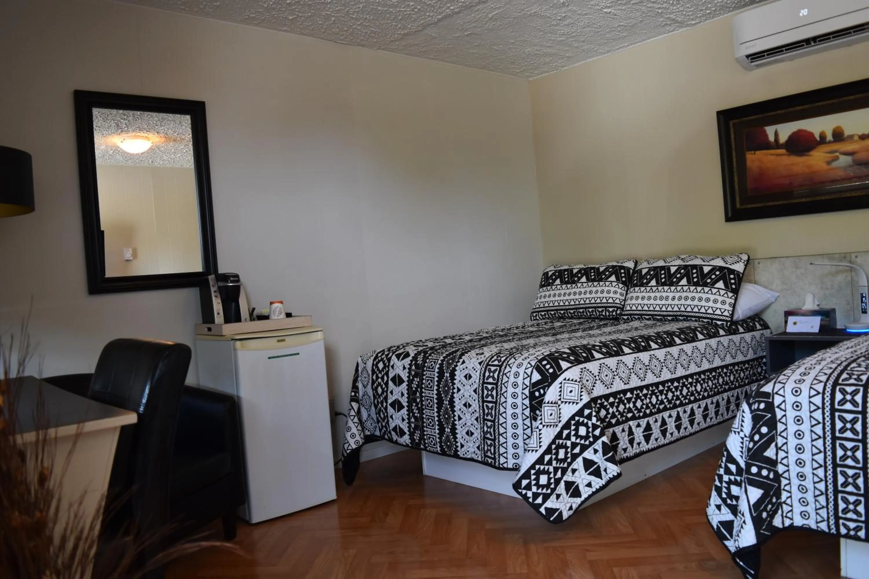 Photo of the whole room, Bed in Motel de L'Anse et Camping Rimouski