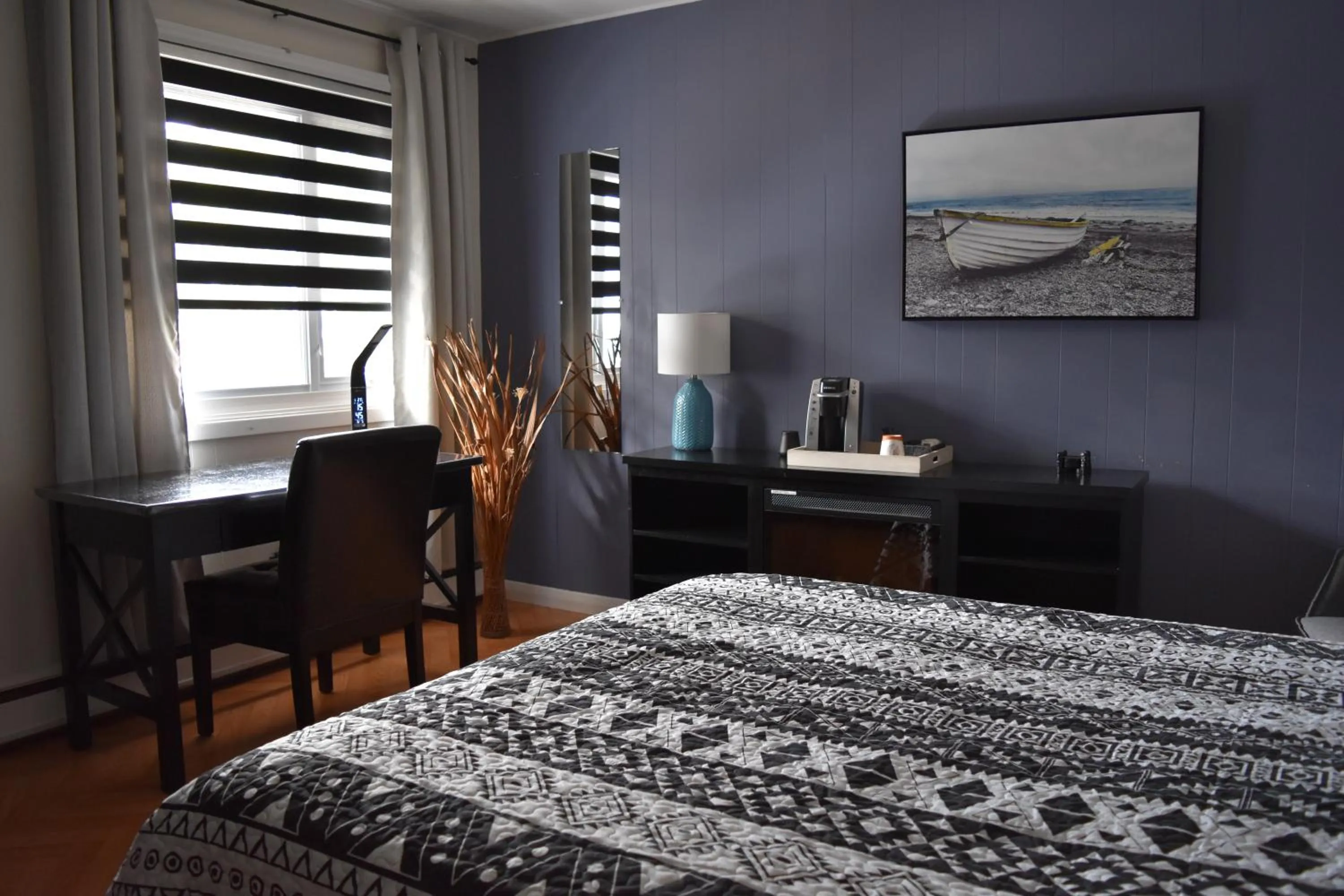 Seating area, Bed in Motel de L'Anse et Camping Rimouski
