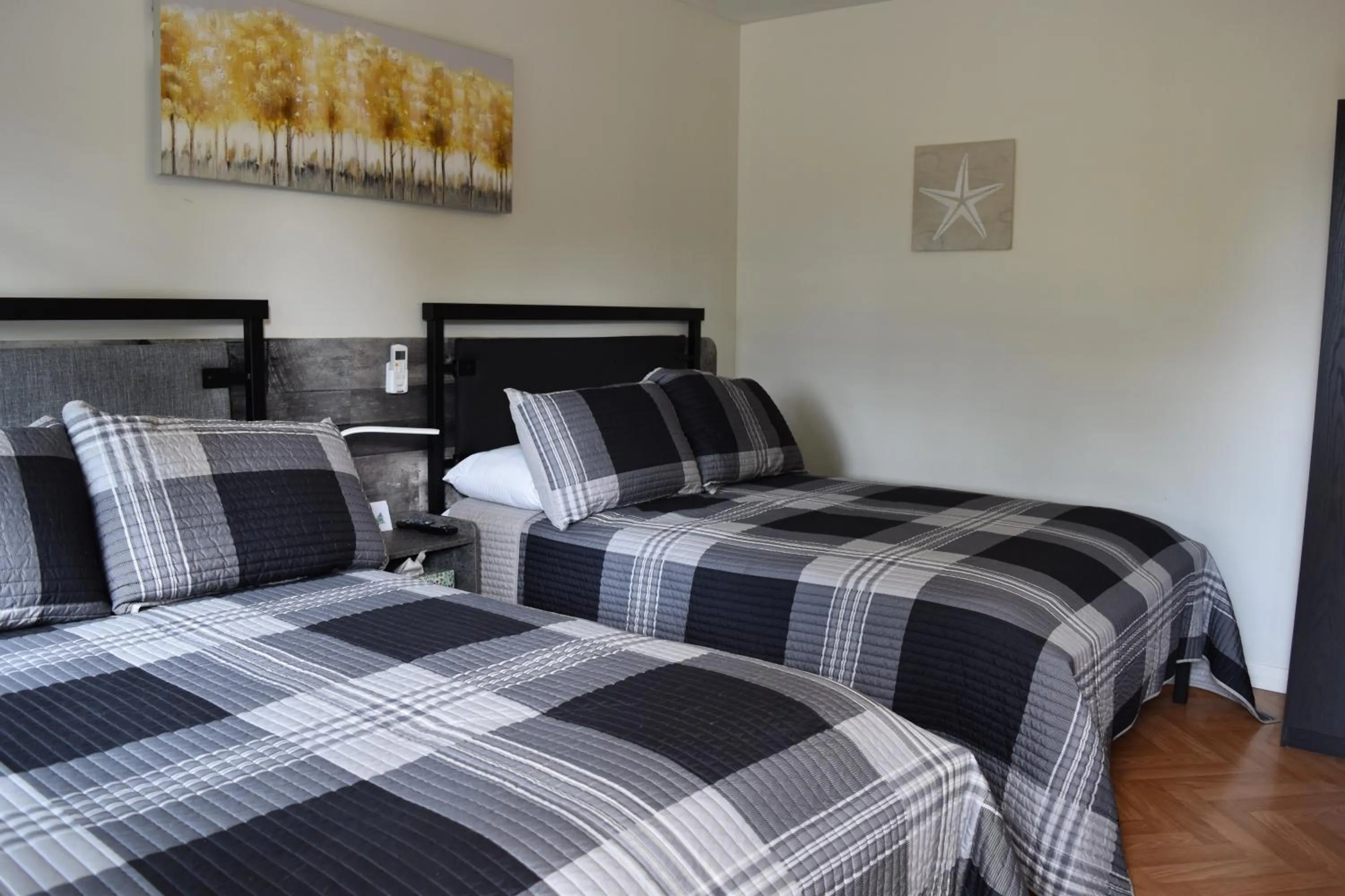 Photo of the whole room, Bed in Motel de L'Anse et Camping Rimouski