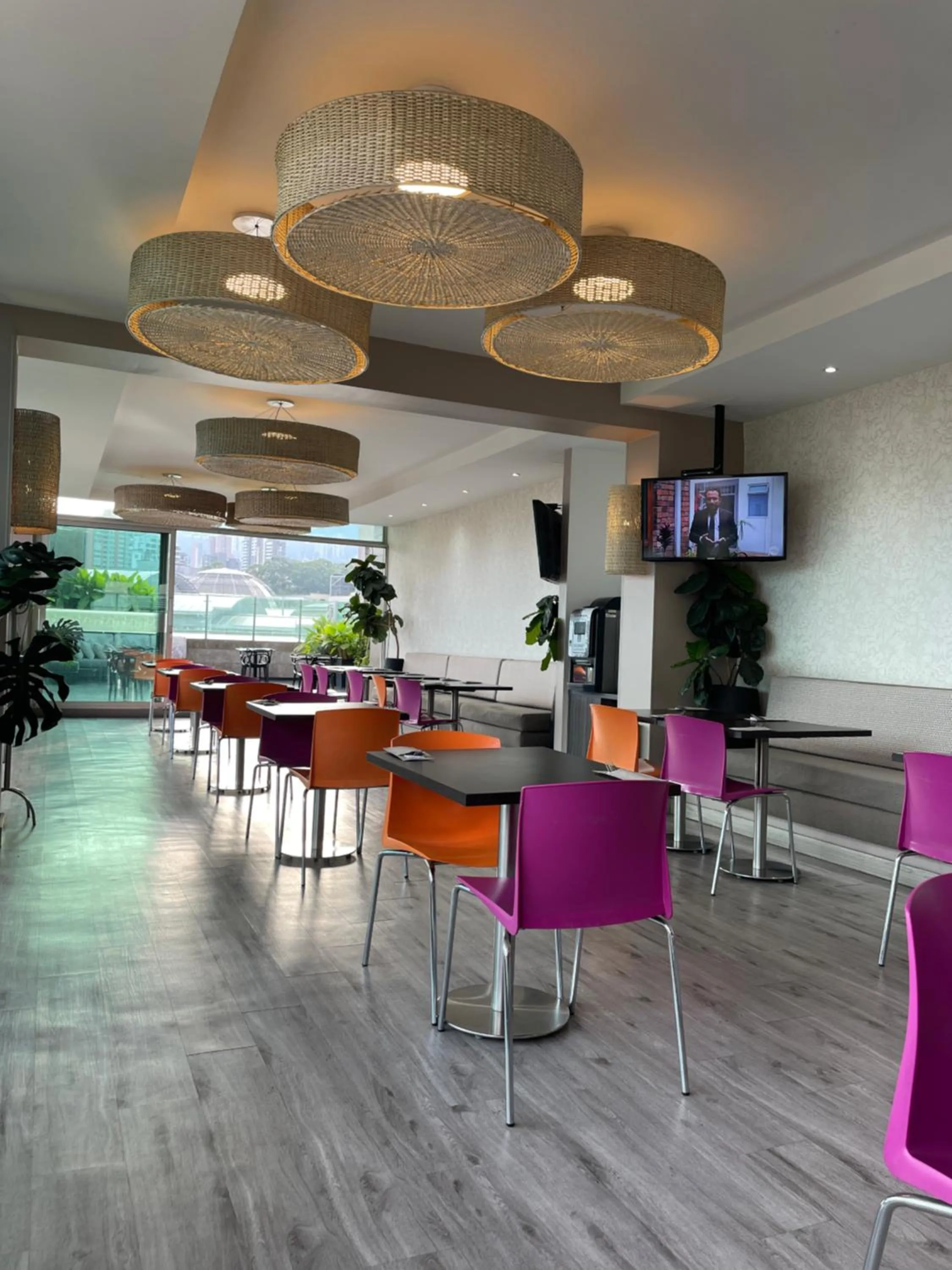 Restaurant/places to eat in Hotel bh El Poblado