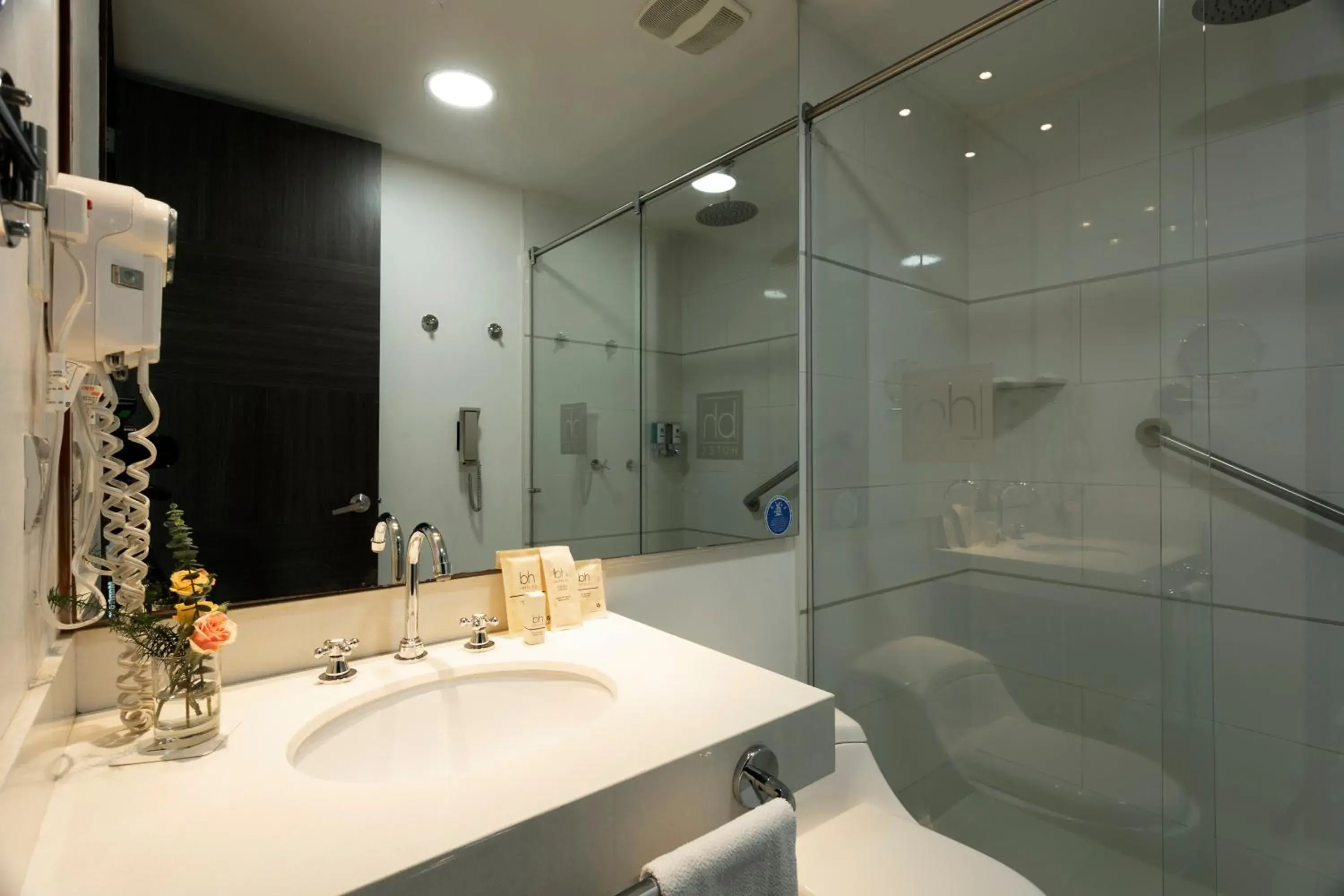 Bathroom in Hotel bh El Poblado Bathroom in Hotel bh El Poblado