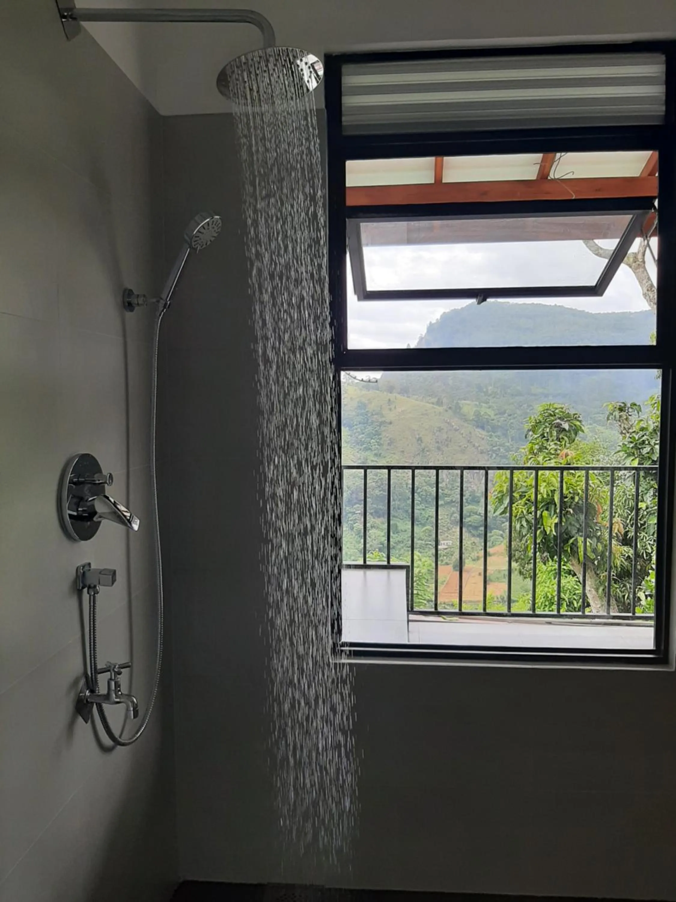 Shower in Glorious Nature Inn