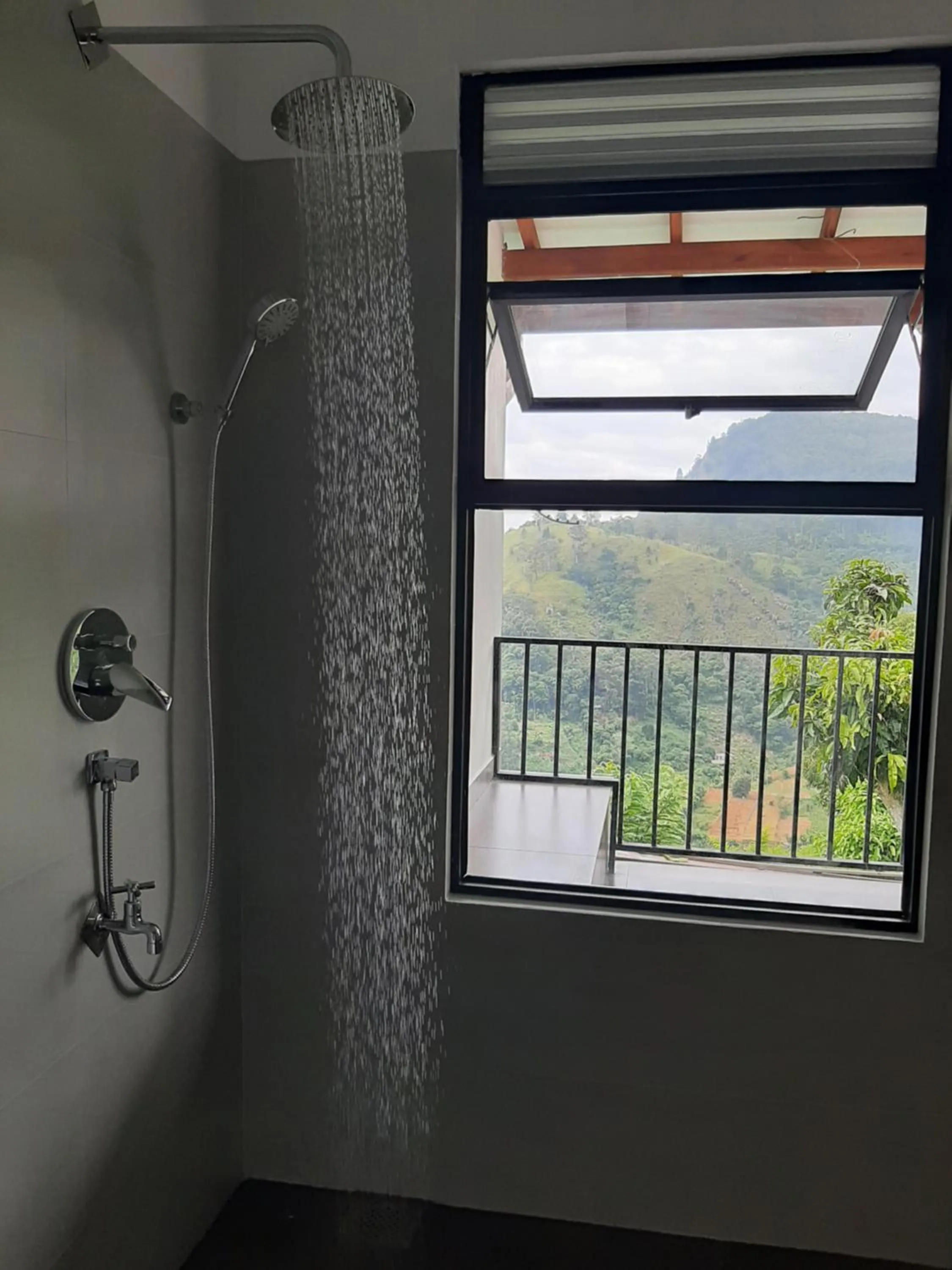 Shower in Glorious Nature Inn