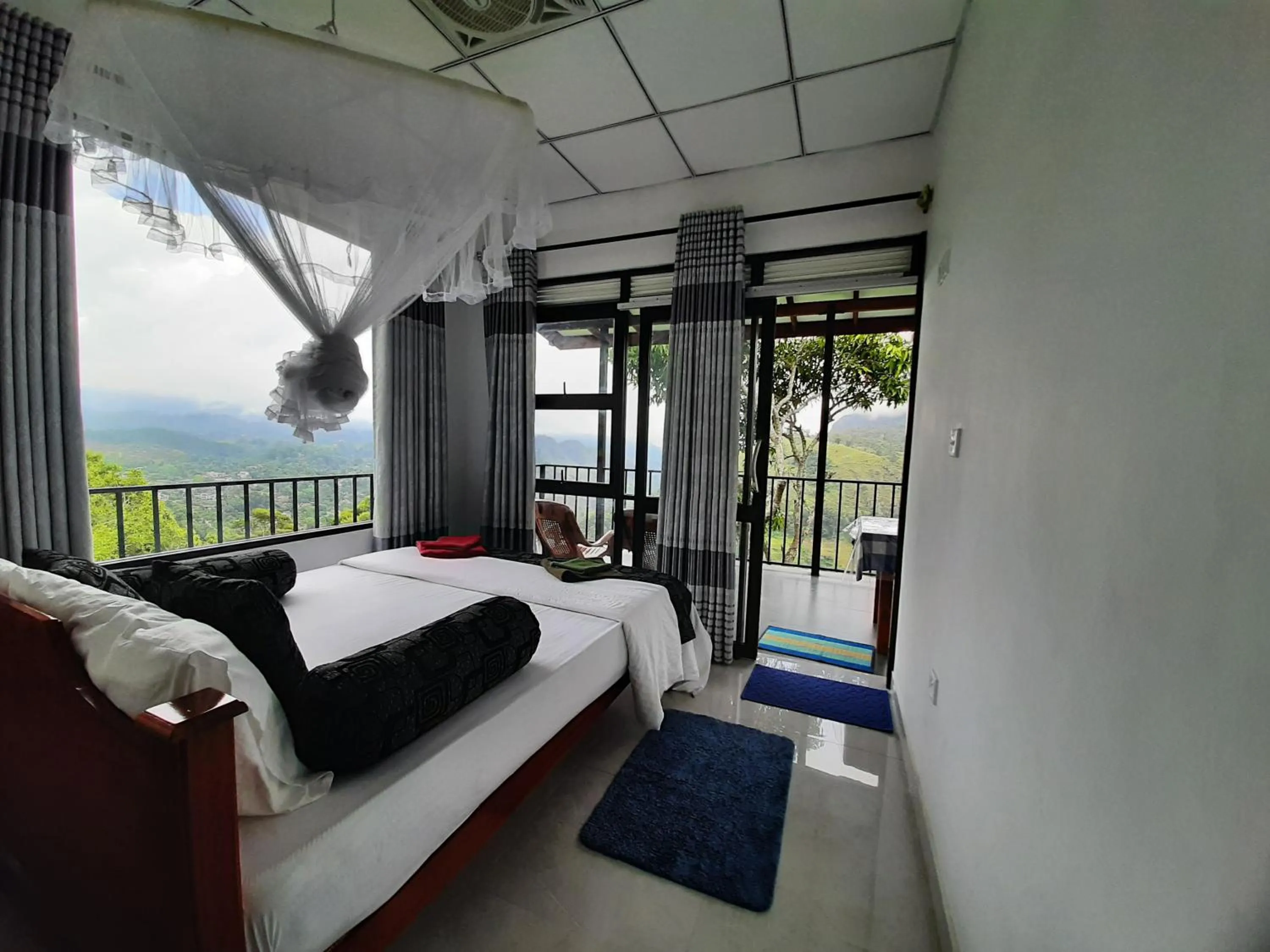 Photo of the whole room, Bed in Glorious Nature Inn