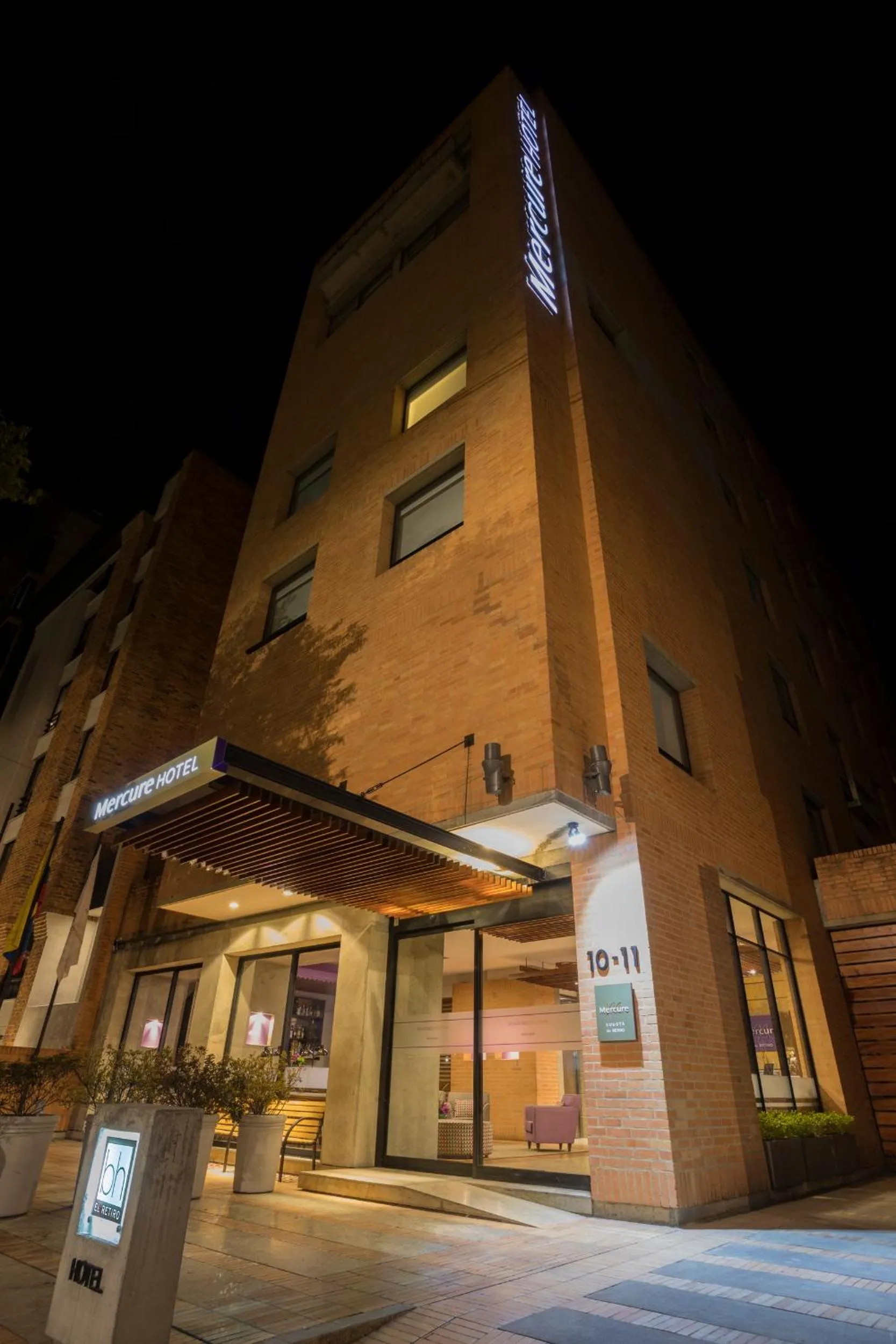 Facade/entrance in Mercure Bogota BH Retiro