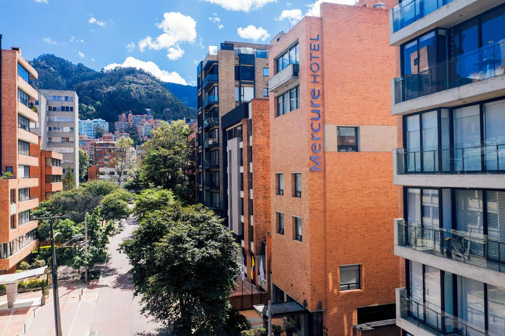 Facade/entrance in Mercure Bogota BH Retiro