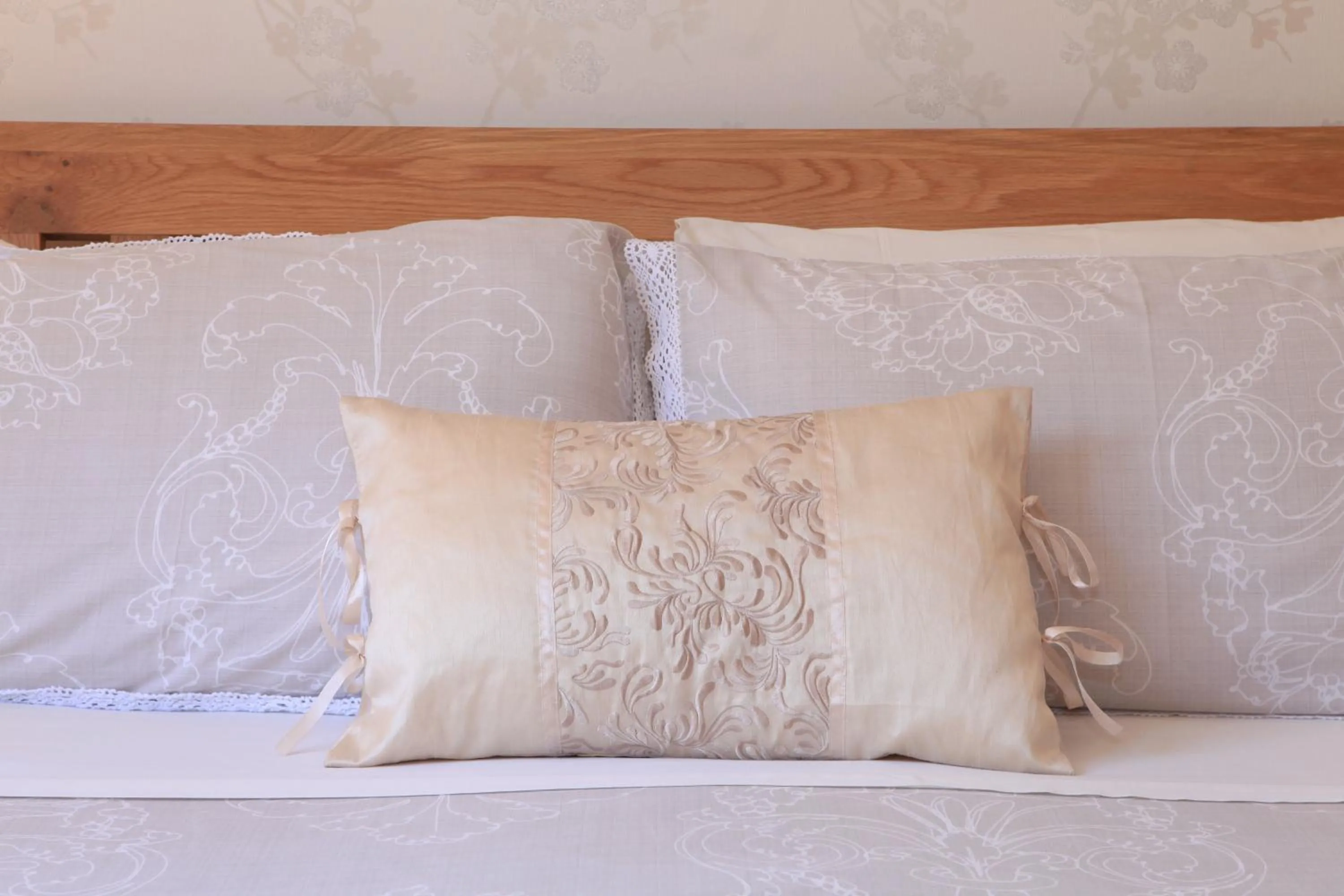 Decorative detail, Bed in Ardlinnhe Bed & Breakfast