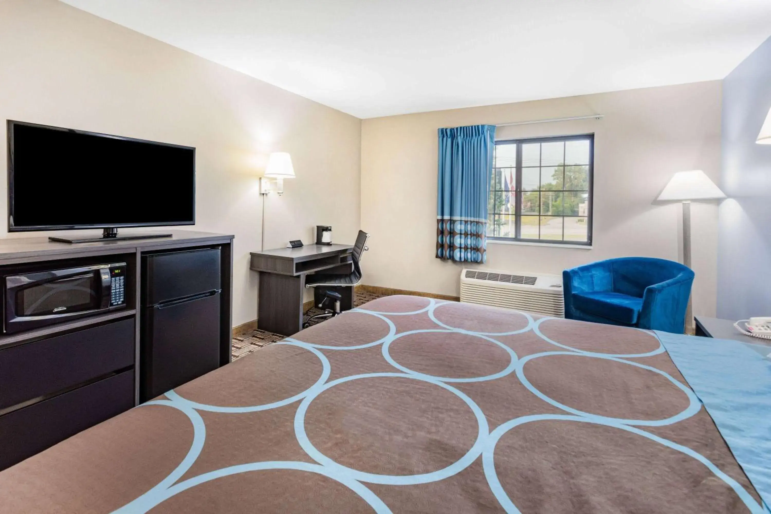 King Room with Exterior View - Mobility Access/Non-Smoking in Super 8 by Wyndham Marysville/Port Huron Area King Room with Exterior View - Mobility Access/Non-Smoking in Super 8 by Wyndham Marysville/Port Huron Area