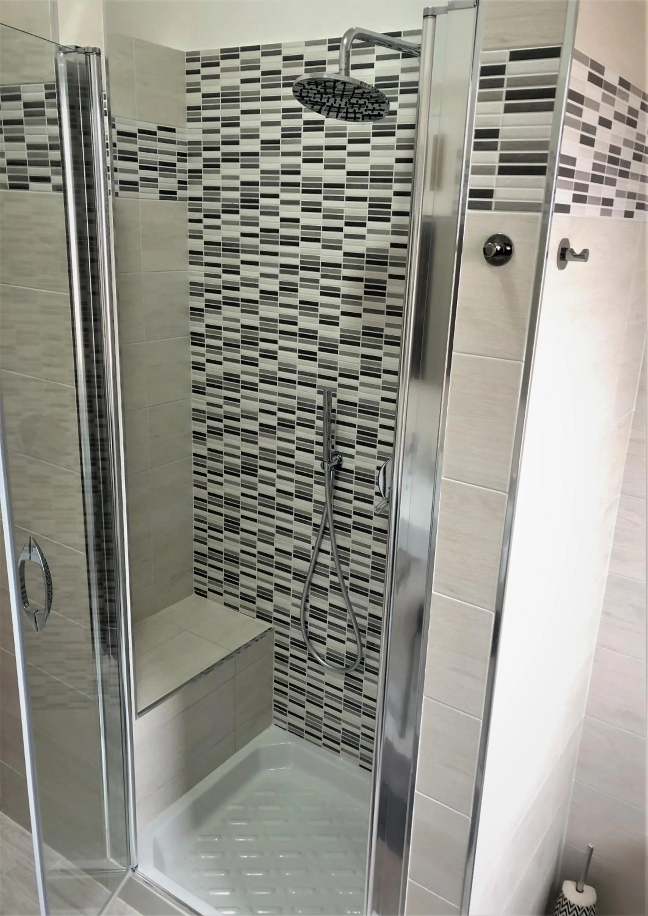 Shower in B&B ART Caserta Centro